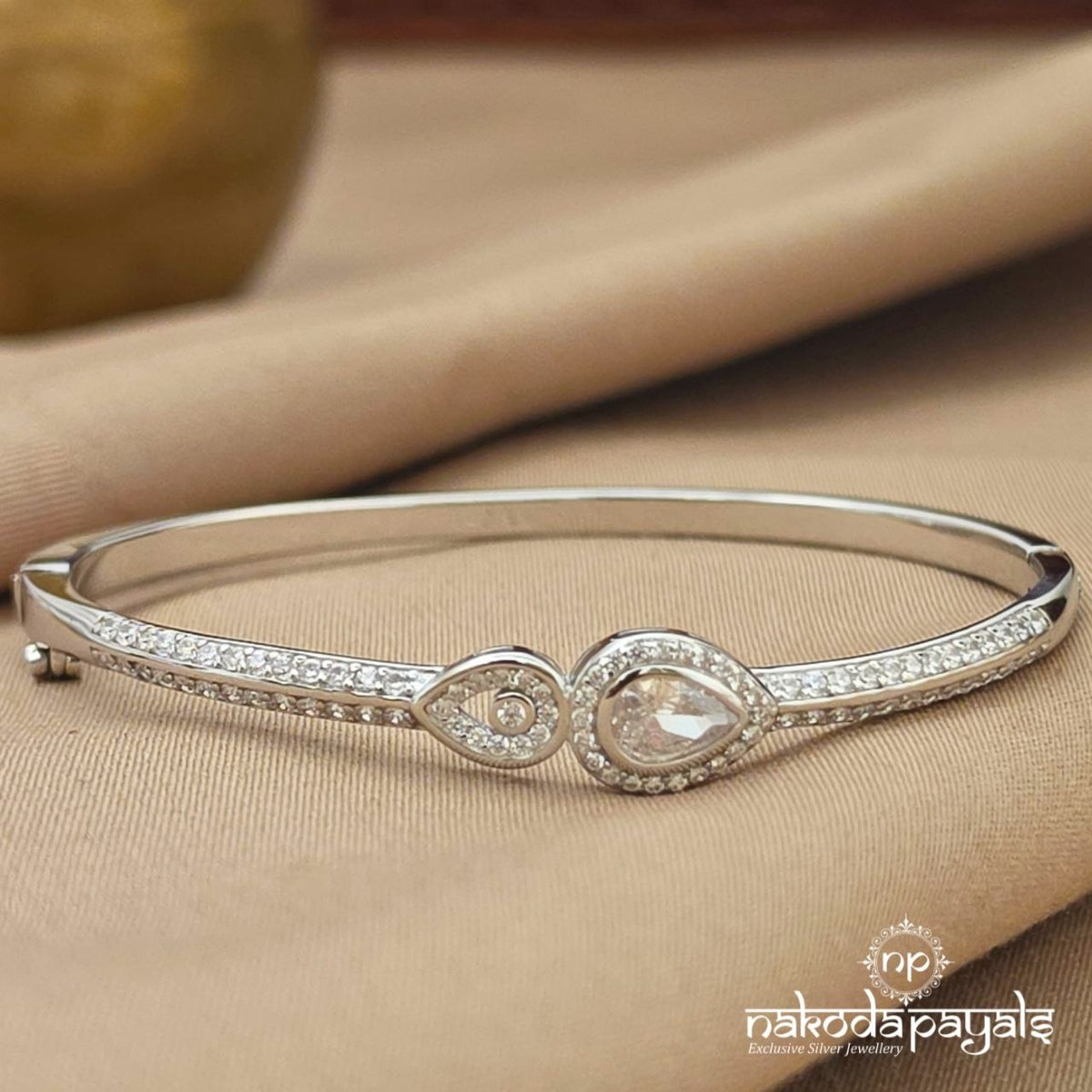 White Drop CZ Kada (St4217)