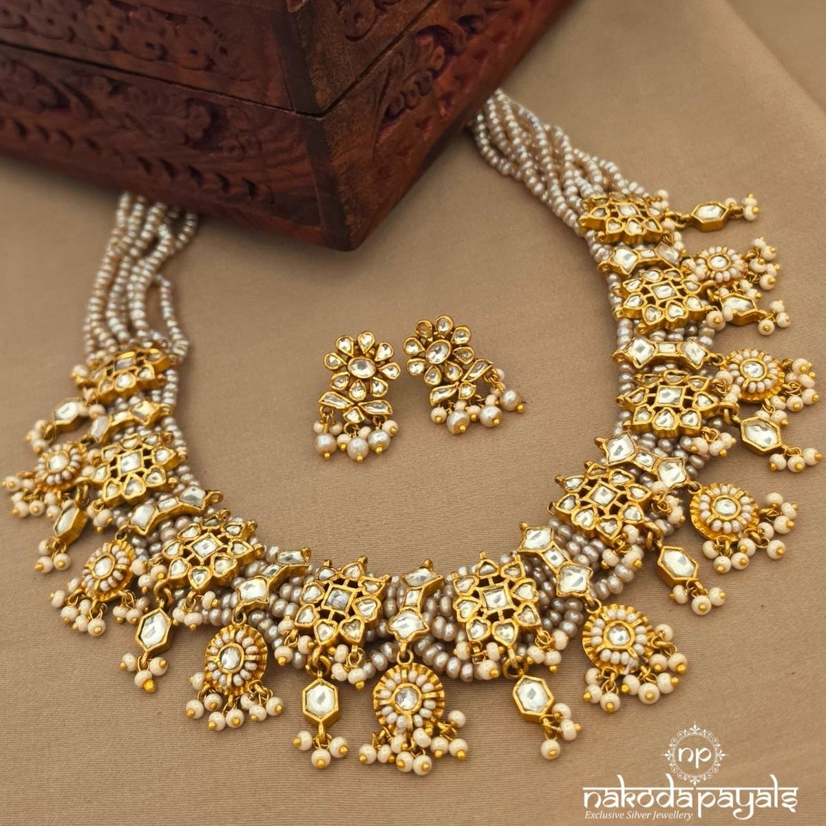 Stunning Kundan Neckpiece With Earrings (Gn10945)