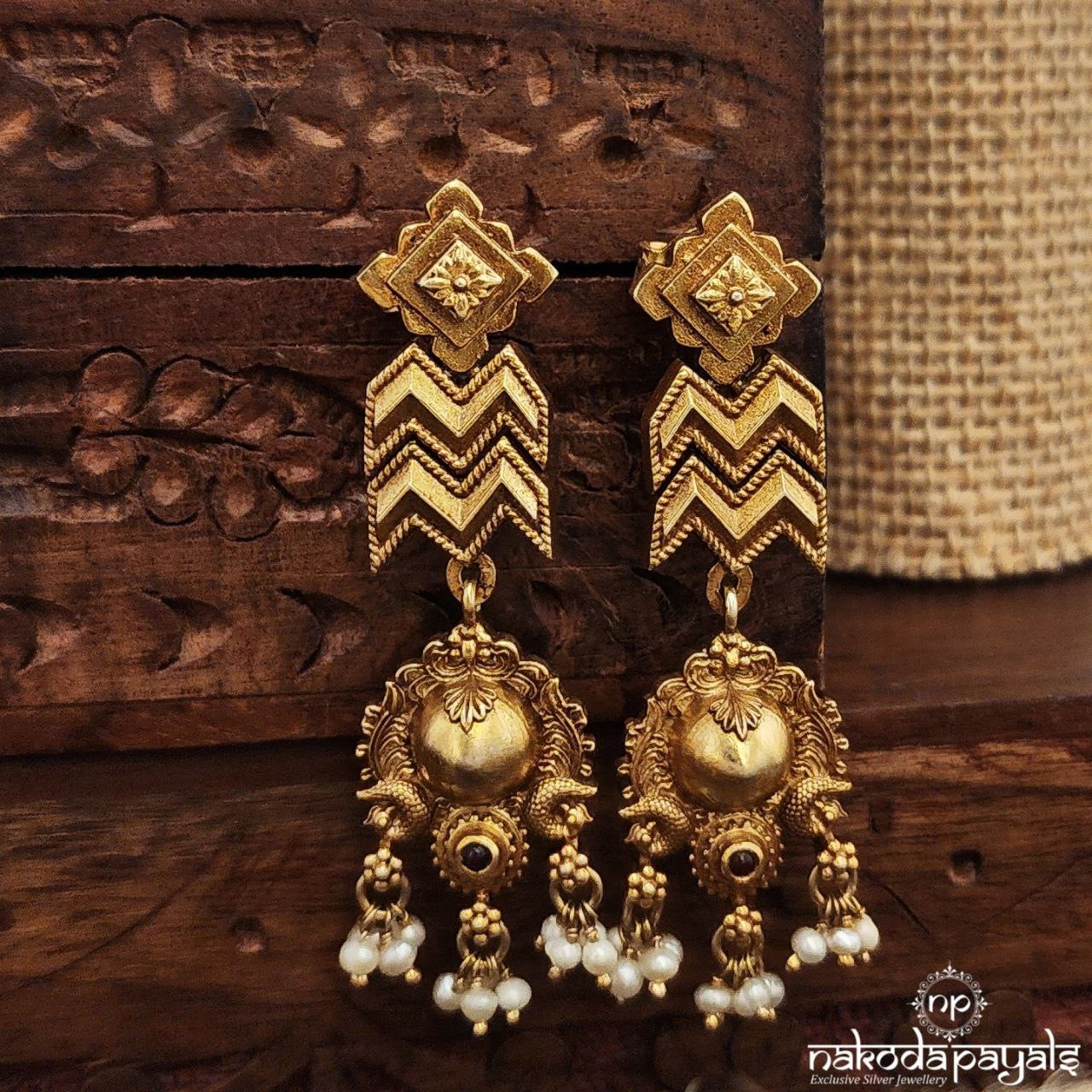 Alluring Pearl Drops Earrings (Ge9678)