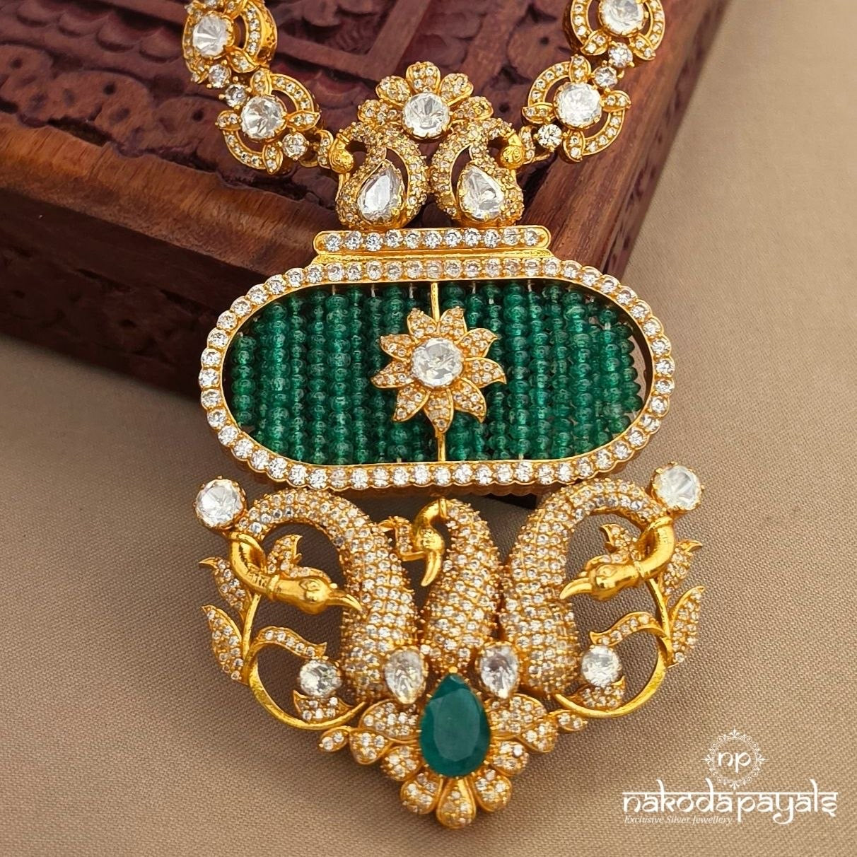 Graceful Emerald Flower Moissanite Neckpiece With Earrings (Gn10421)