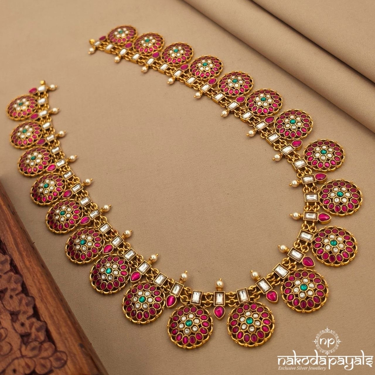 Stunning Floral Neckpiece (Gn10731)