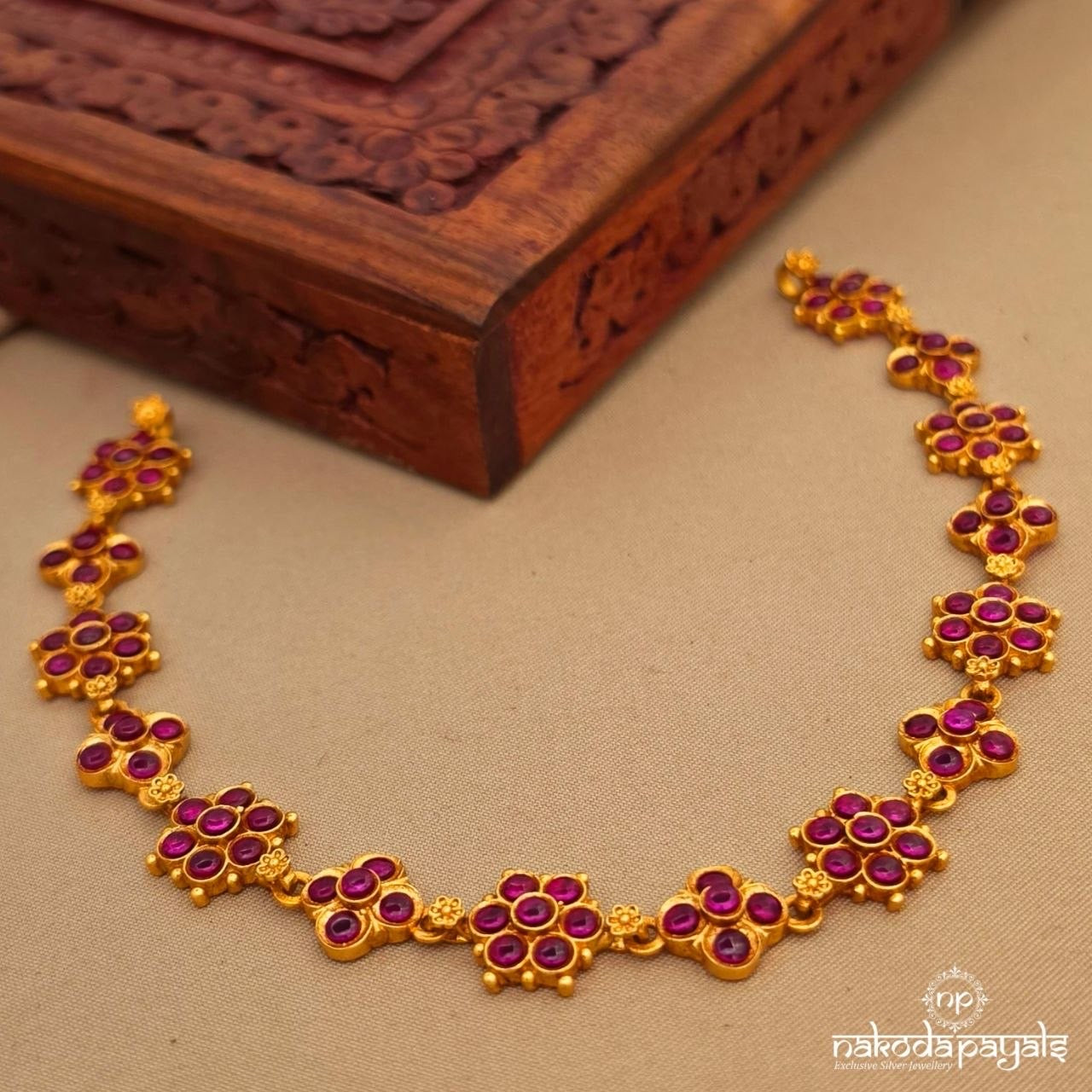 Pretty Floral Neckpiece (Gn10489)