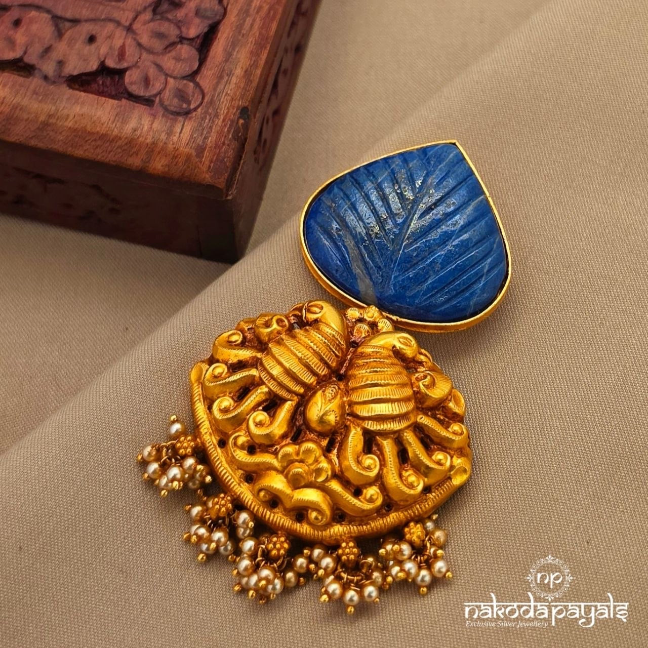 Royal Blue Leaf Pendant (Gp2326)