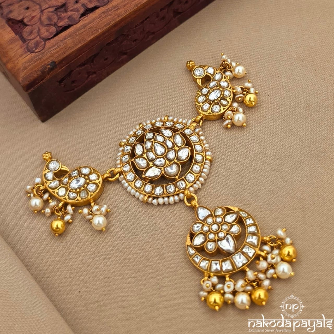Circular White Lotus Moonish Kundan Pendant (Gp2414)