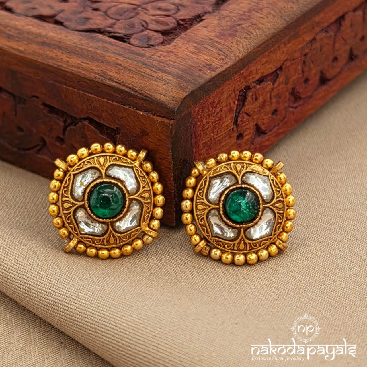 Elegant Green Dot Studs (Ge10965)