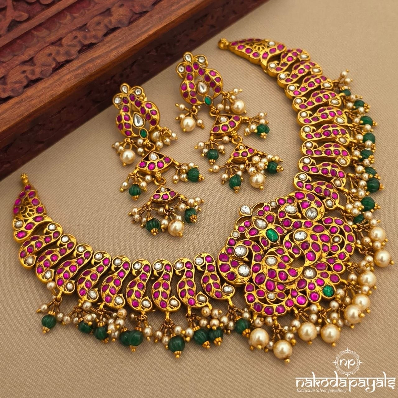 Graceful Pearl Drops Kundan Neckpiece With Earrings (Gn10404)