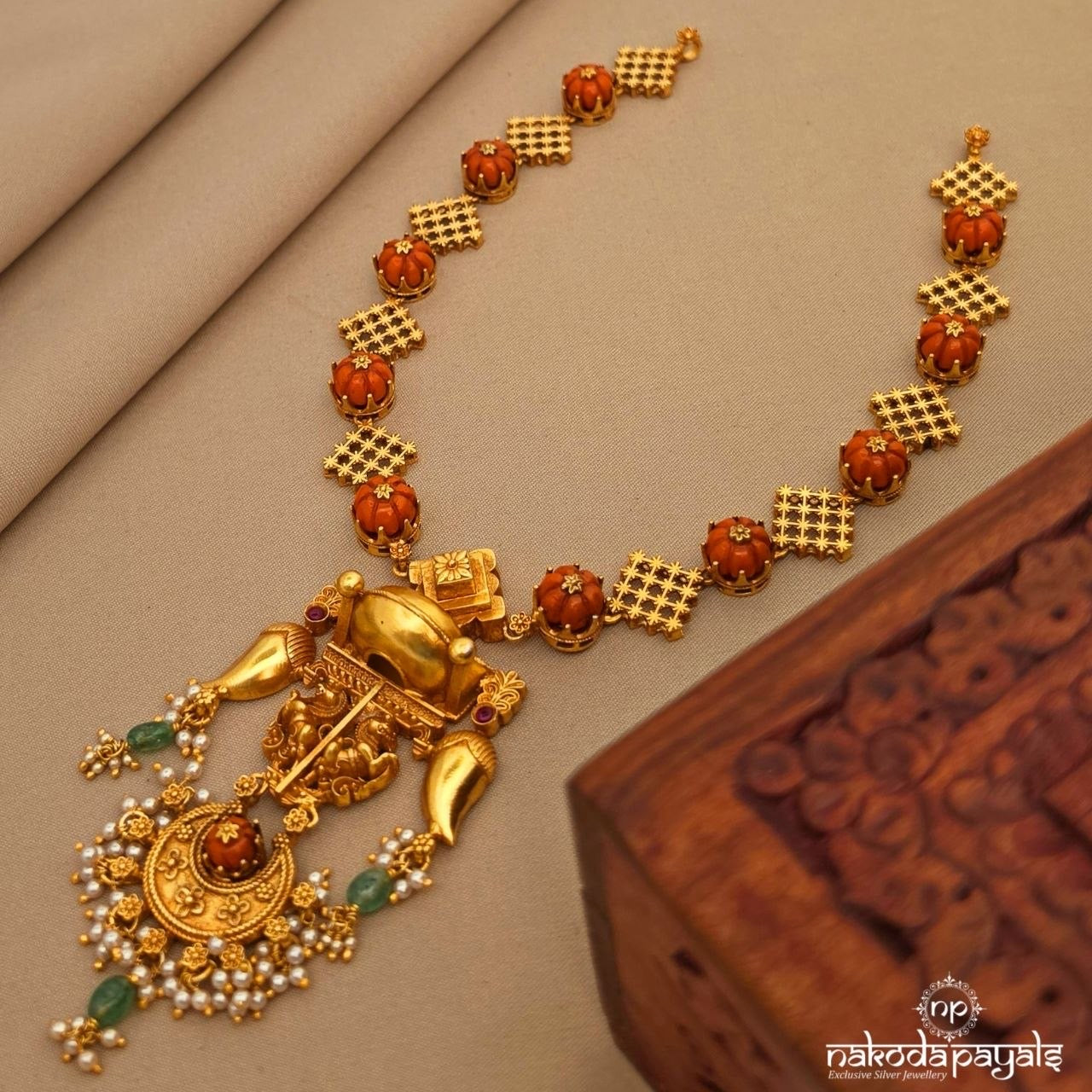 Coral Half Moon Neckpiece (Gn10483)