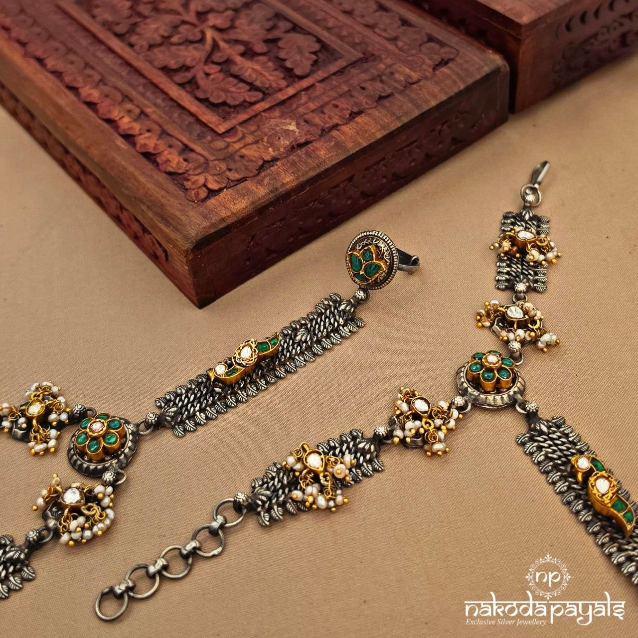 Green Floral Kundan Haath Phool (Esa224)