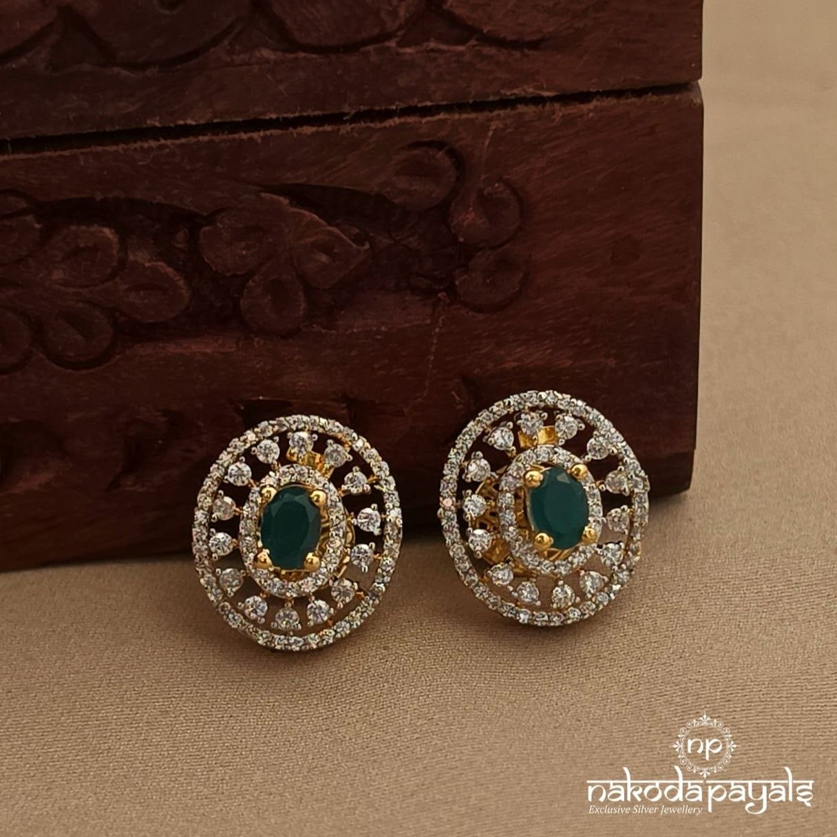 Graceful Emerald Studs (Ge10765)