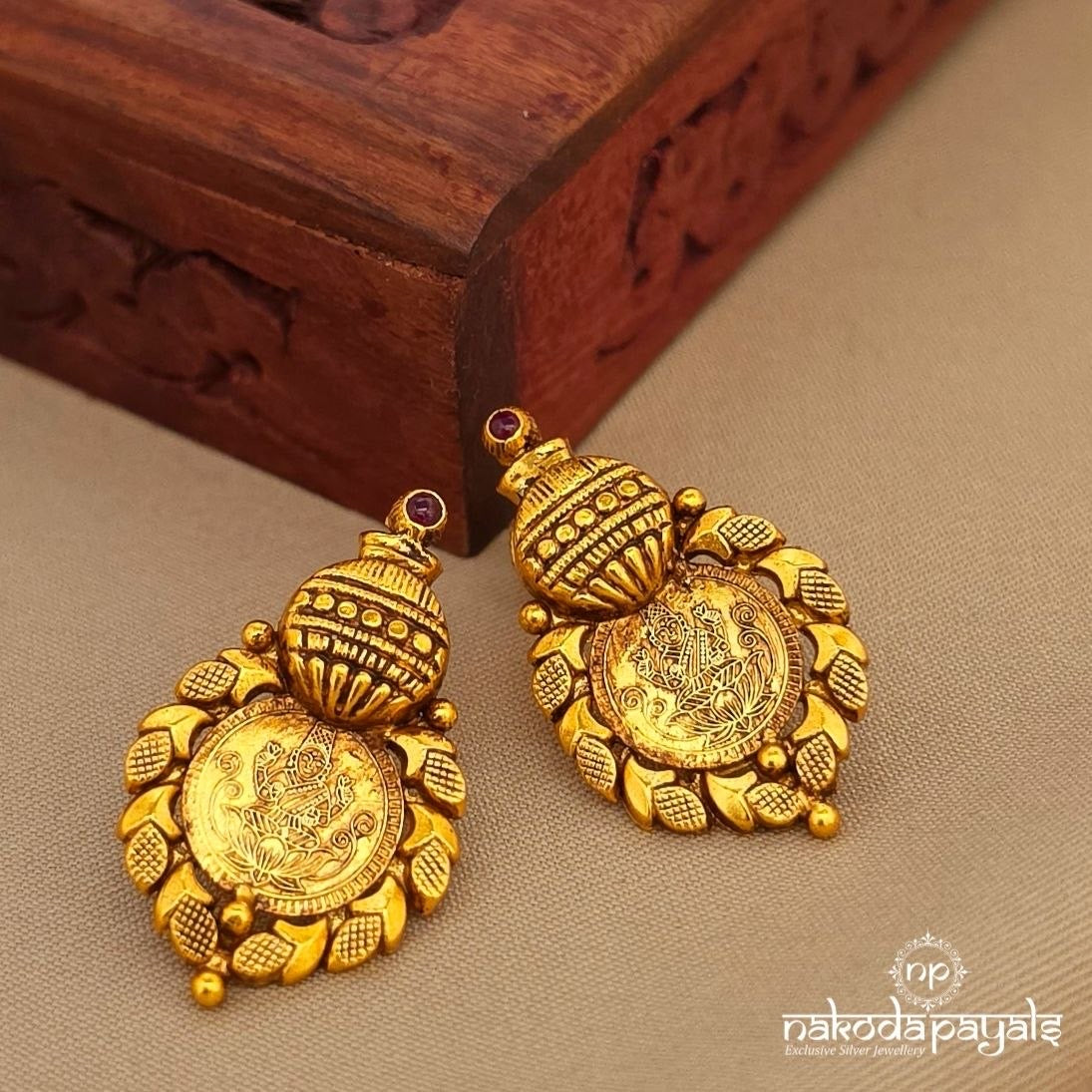 Elegant Coined Studs (Ge10564)