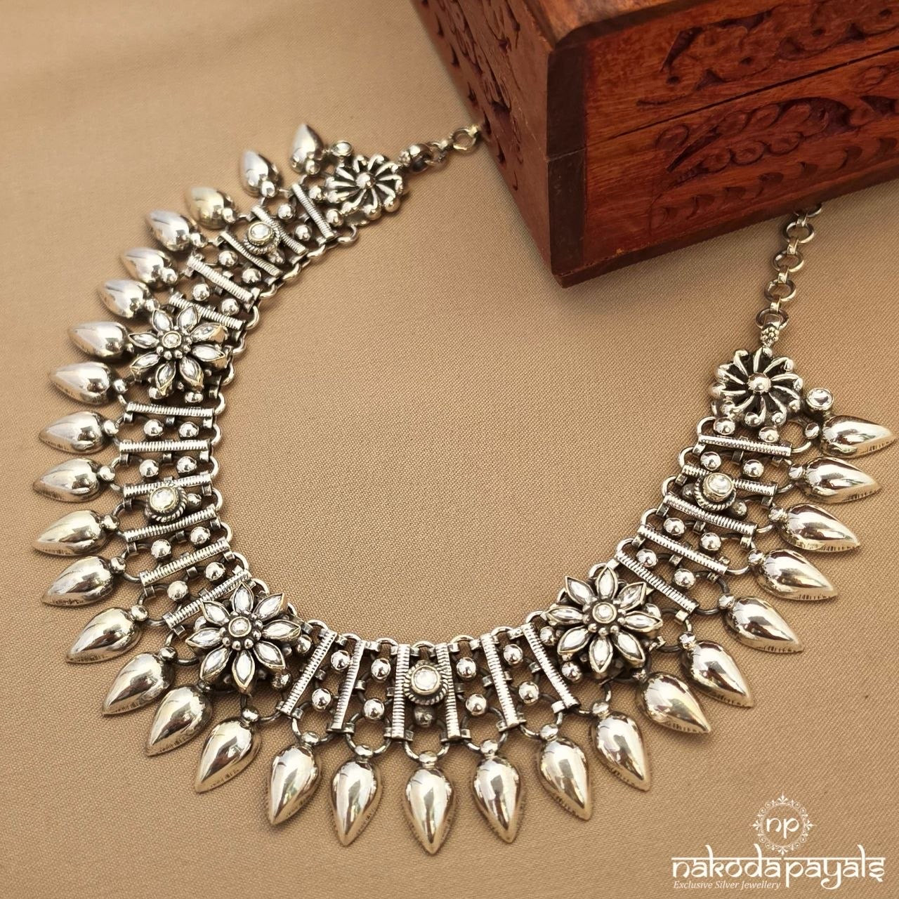 Sparkling Floral Neckpiece (N11899)