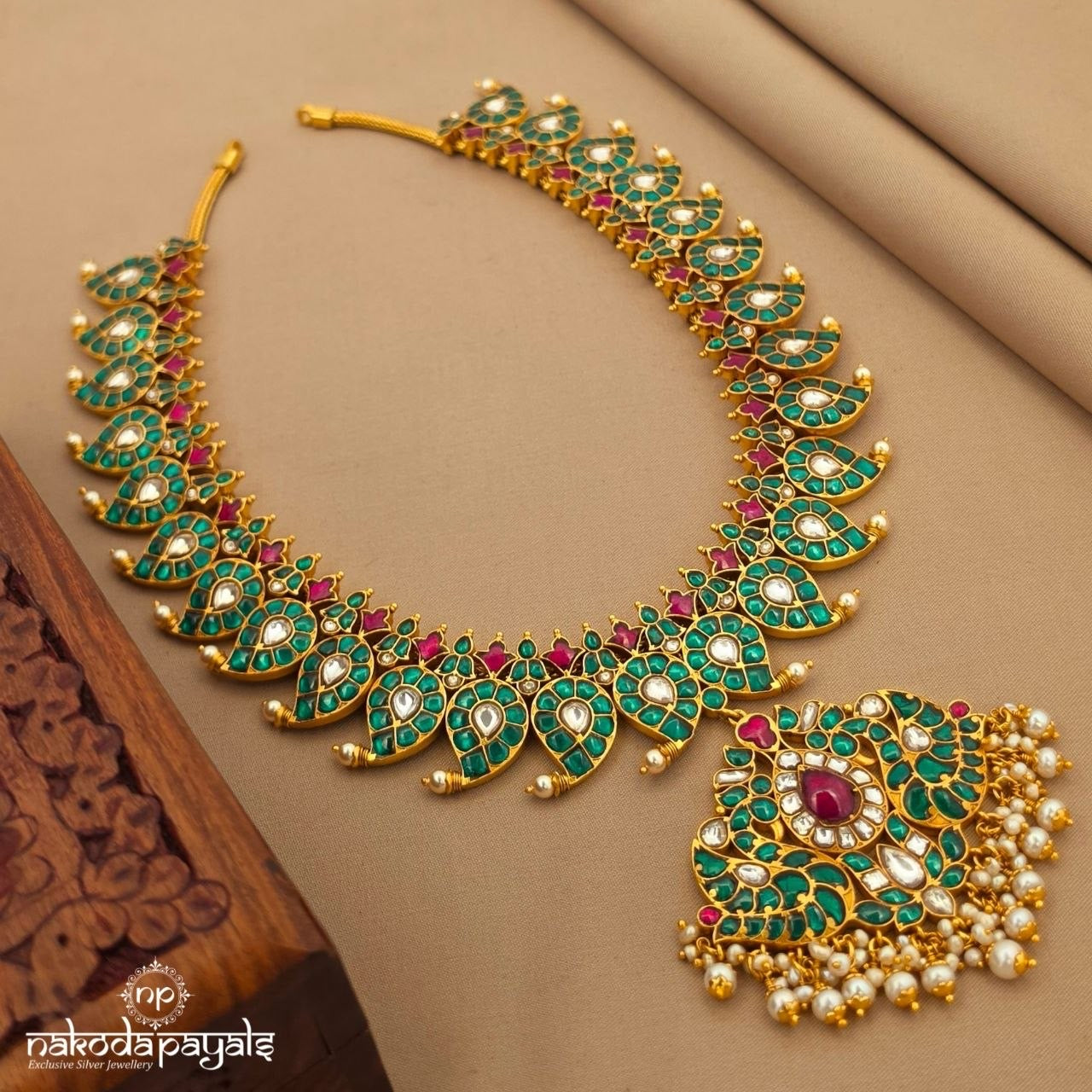 Graceful Green Mango Neckpiece (Gn10725)