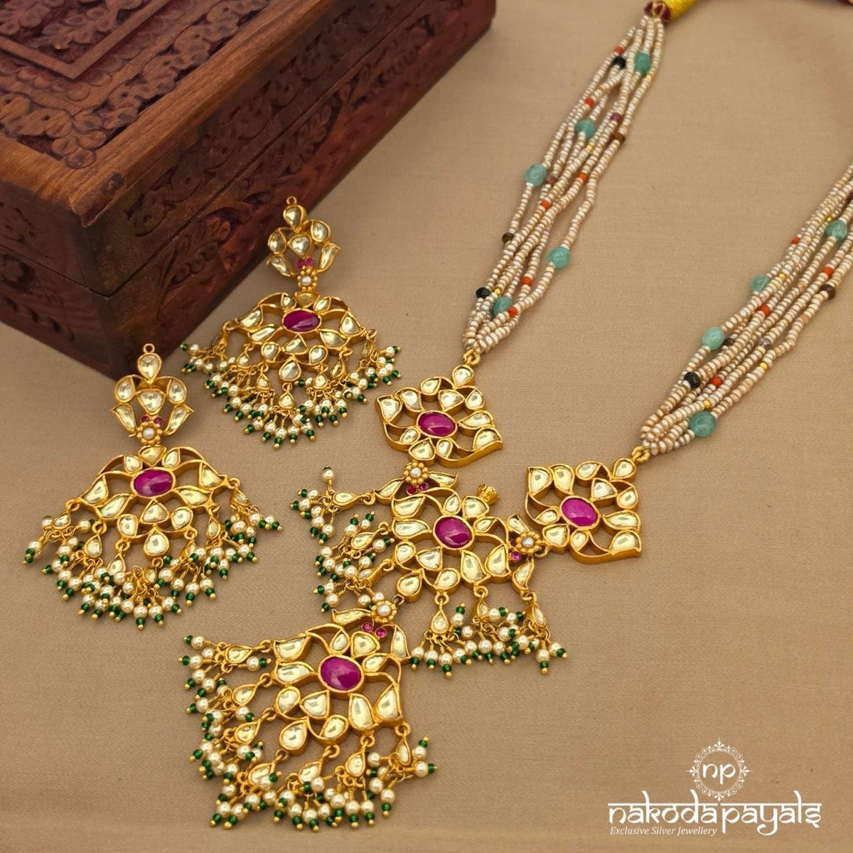 Kundan Pearled Neckpiece With Earrings (Gn10953)