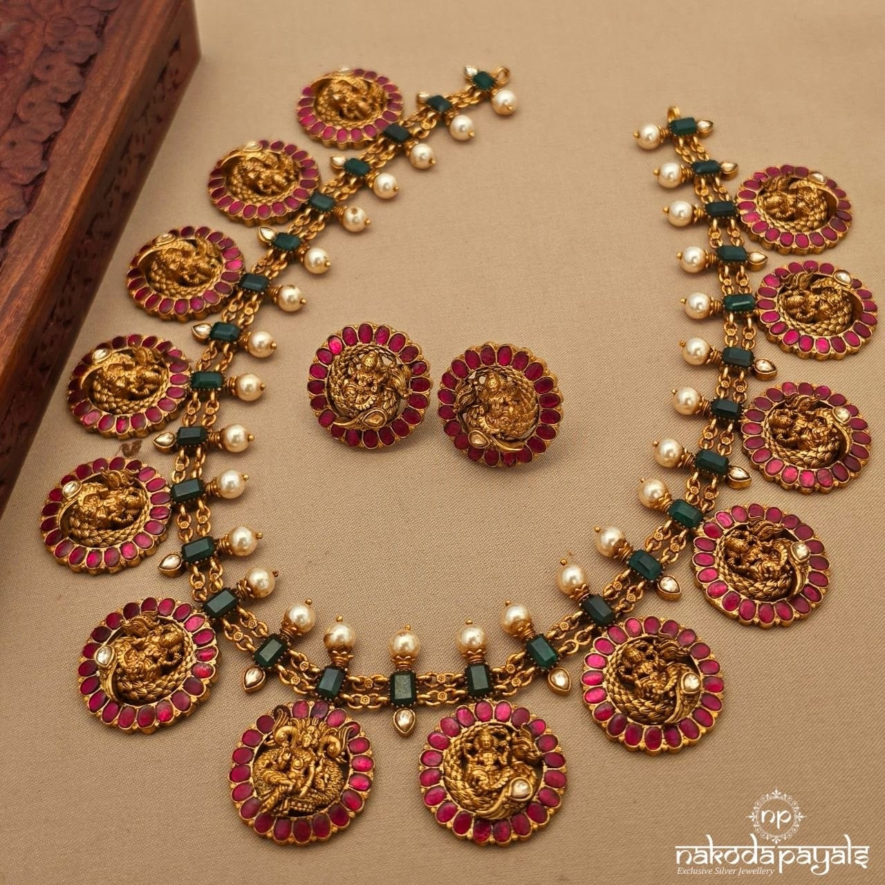 Graceful Kundan Neckpiece With Earrings (Gn10433)