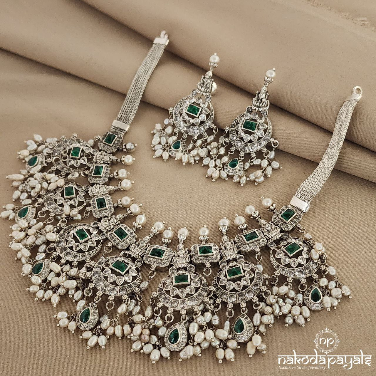 Voluminous Short Green Guttapusalu With Earrings(N8594)