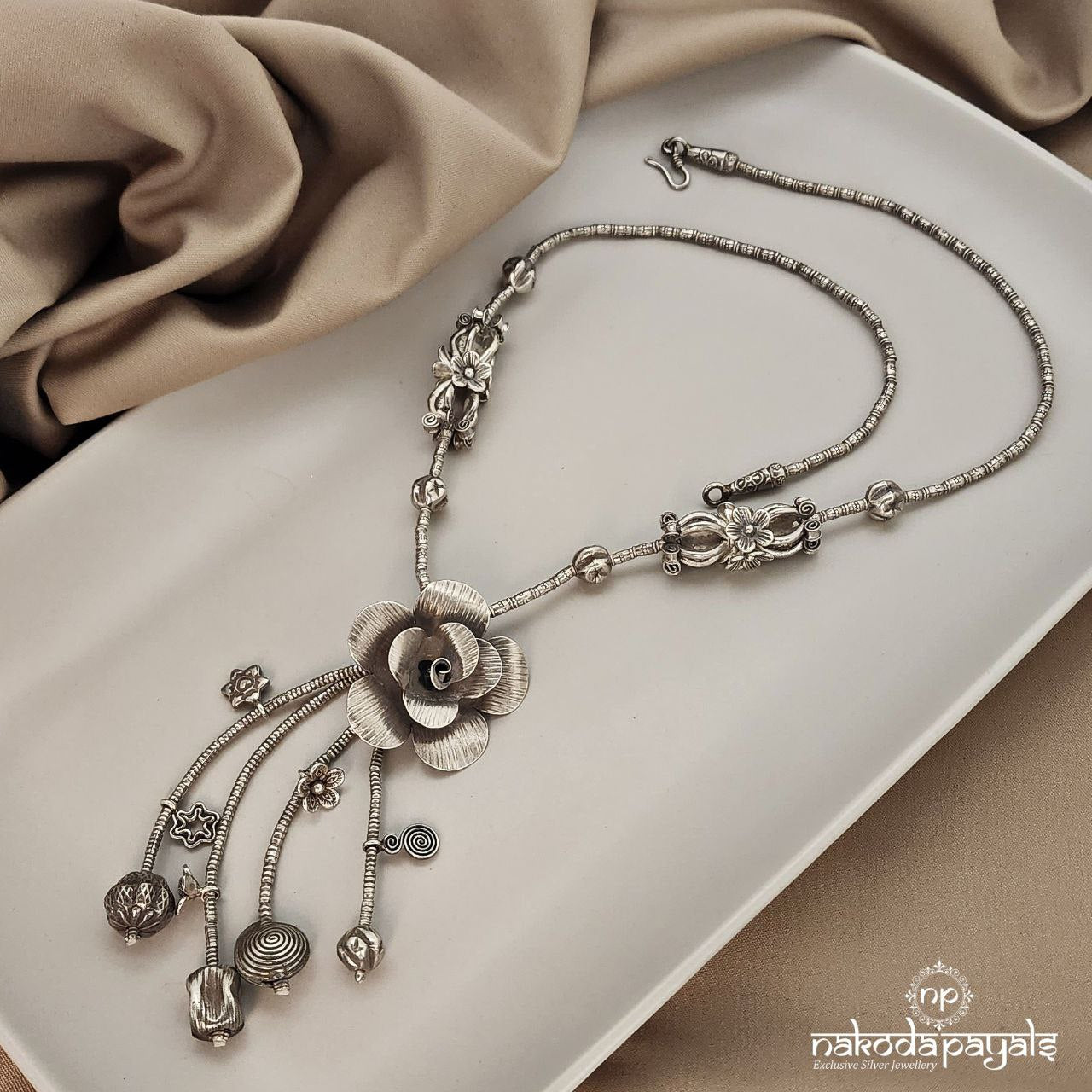 Eye-catching Blossom Neckpiece (N8957)