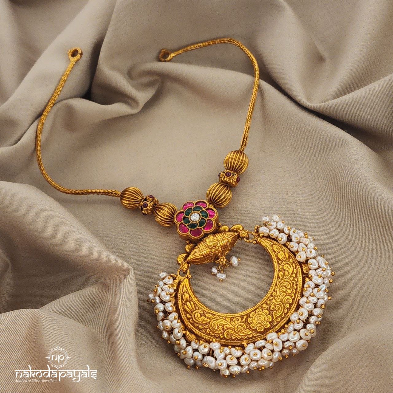 Pearled Moon Short Neckpiece (gn6737)