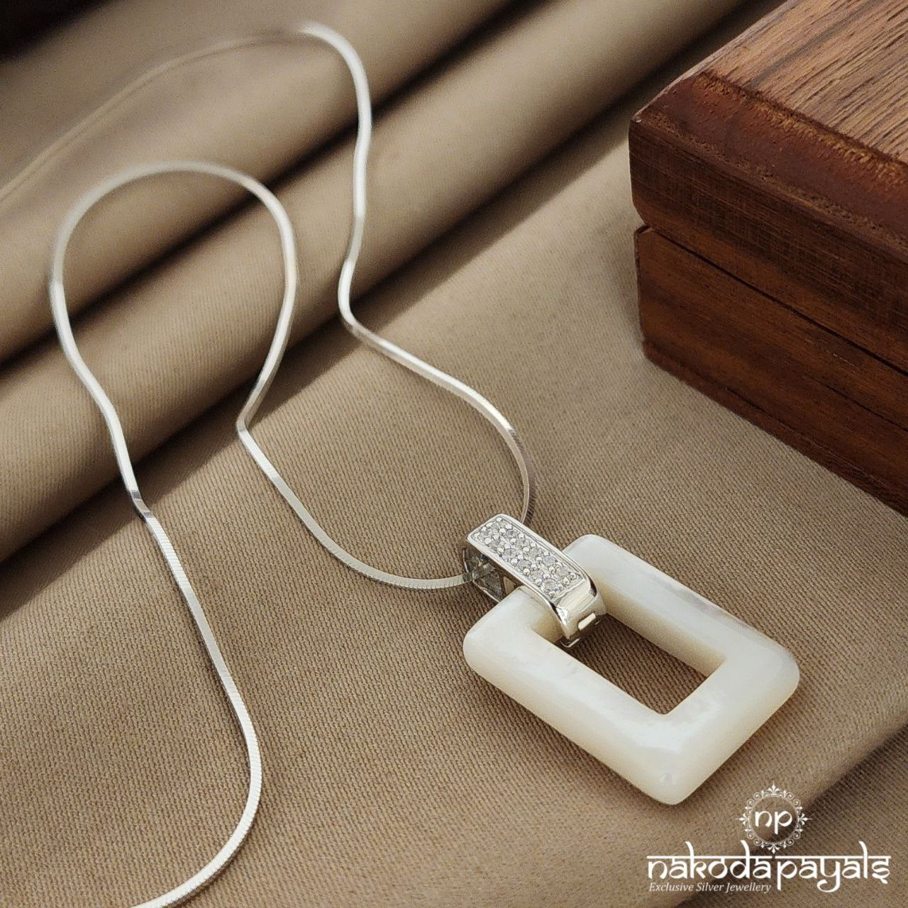 Mop Rectangular Neckpiece (St2510)