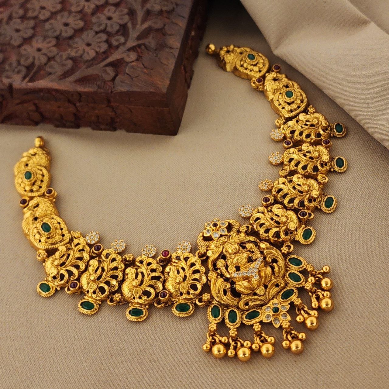 Emerald Studded Lakshmi Short Neckpiece (Gn7421)