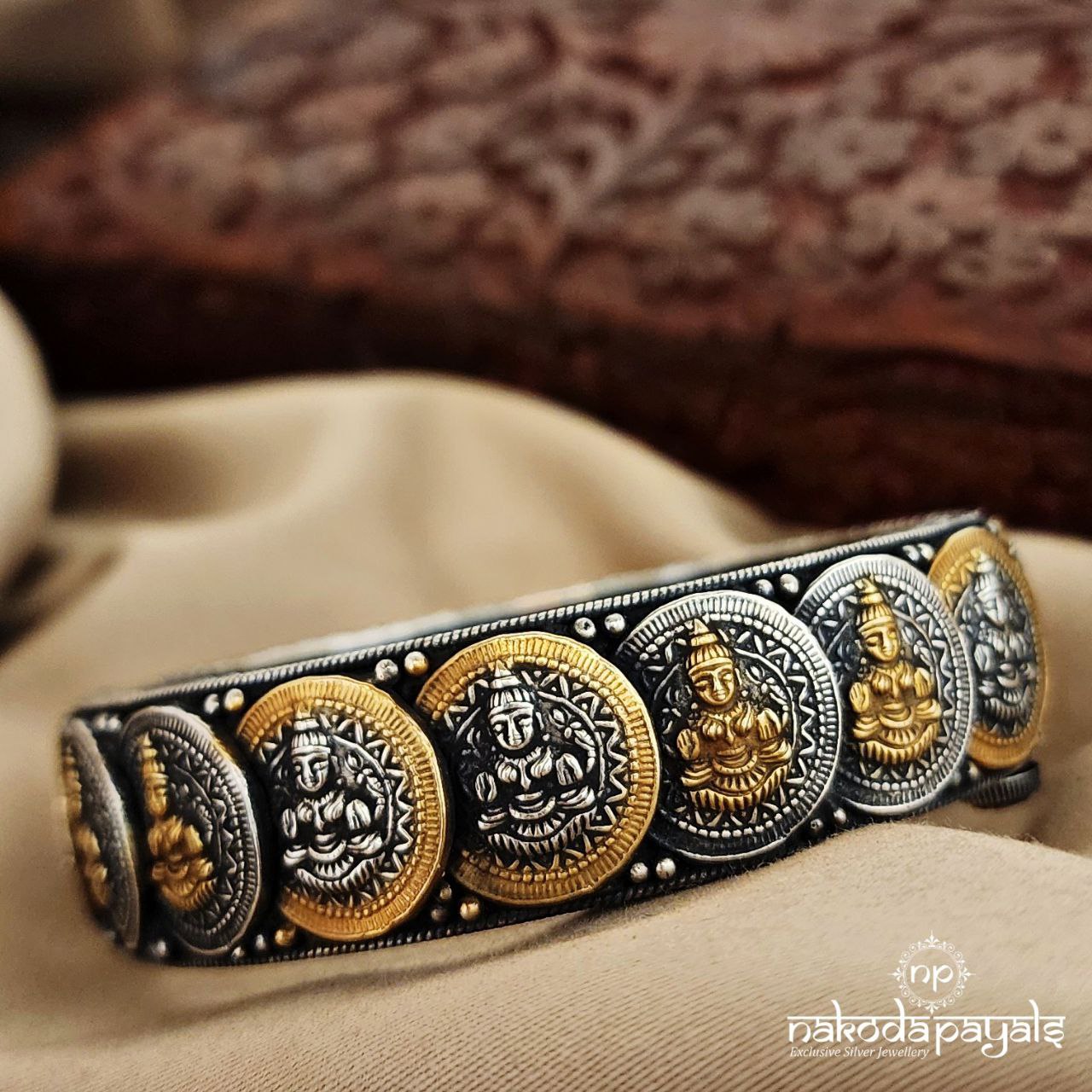 Lakshmi Coin Screw Kada (k4853)