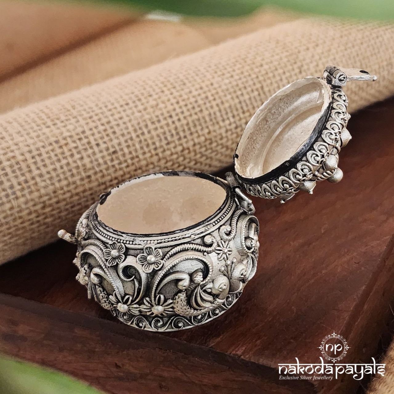 Intricately Designed Kumkum Dibbi (Aa0914)