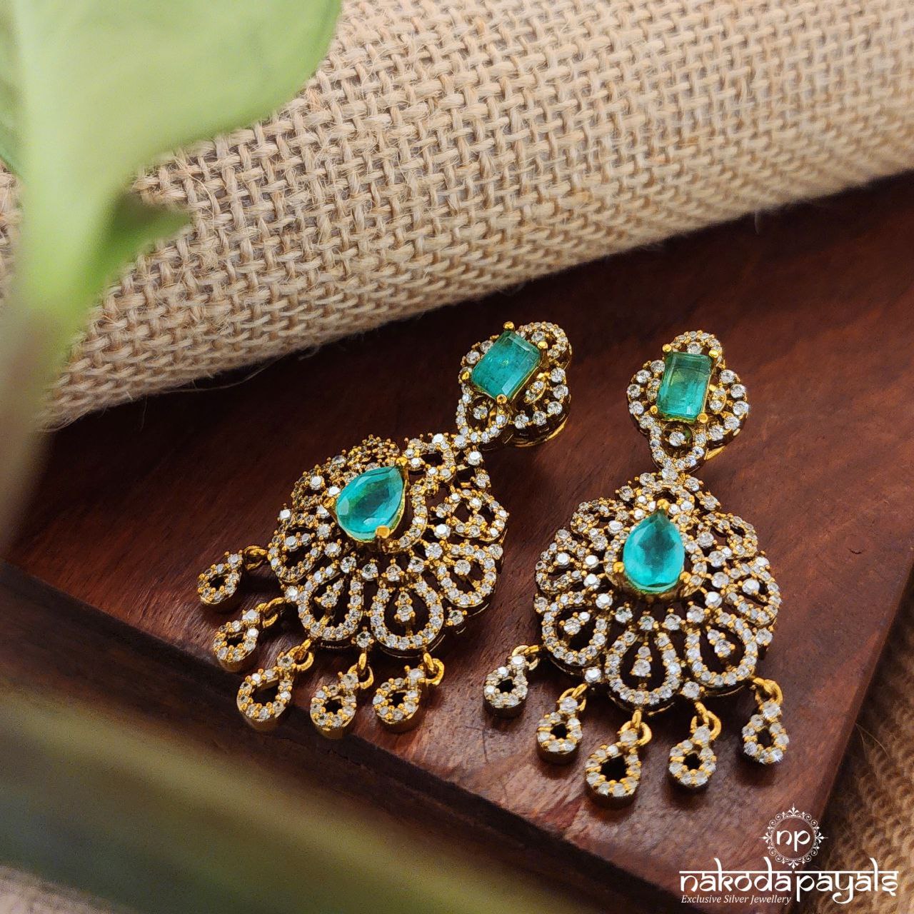 Fetching Zircons Chandbali (Ge8107)