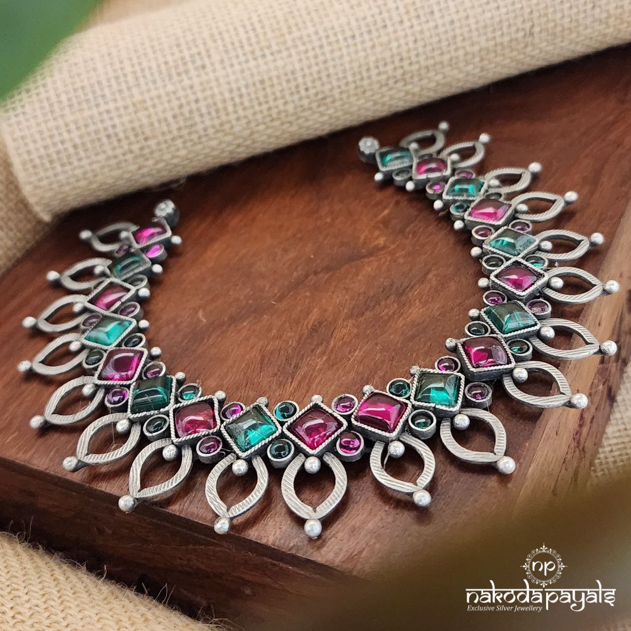 Green And Ruby Stunning Short Neckpiece (N9940)