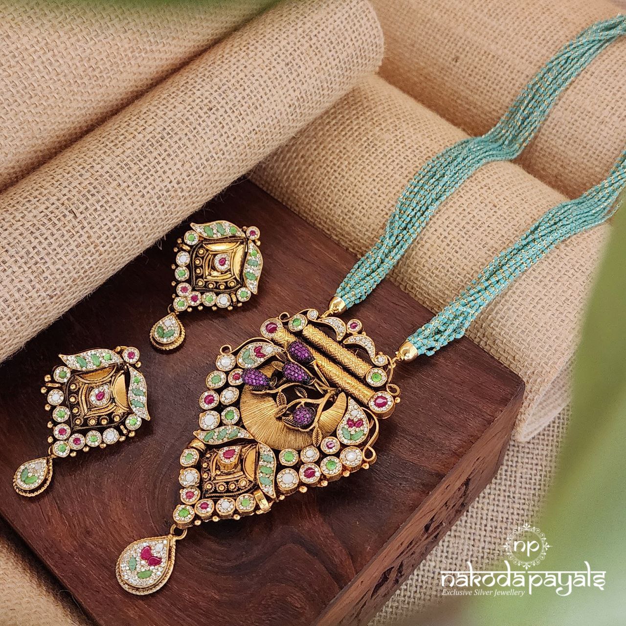 Remarkable Kundan Neckpiece with earrings (Gn7964)