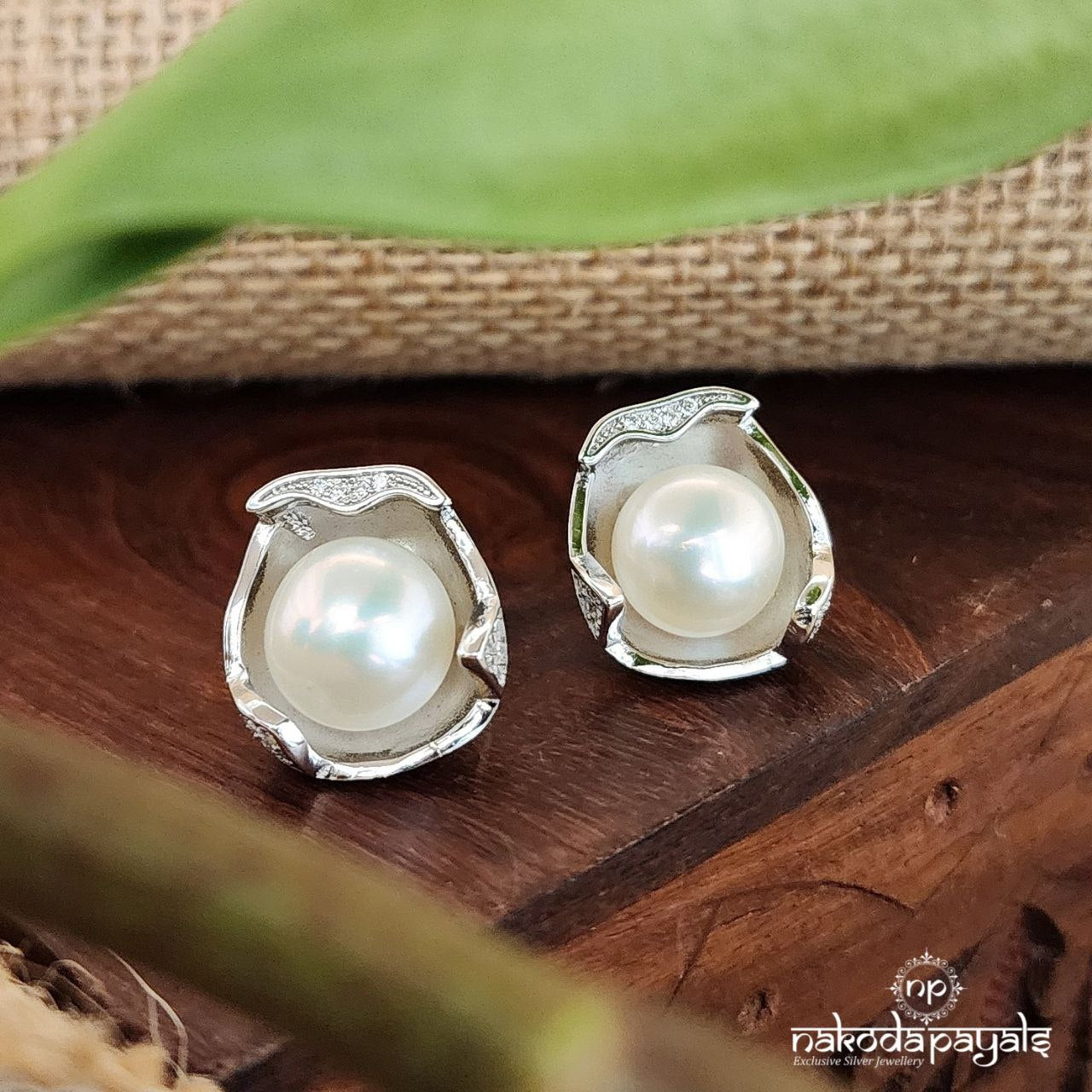Pearl Shell Studs (St2690)