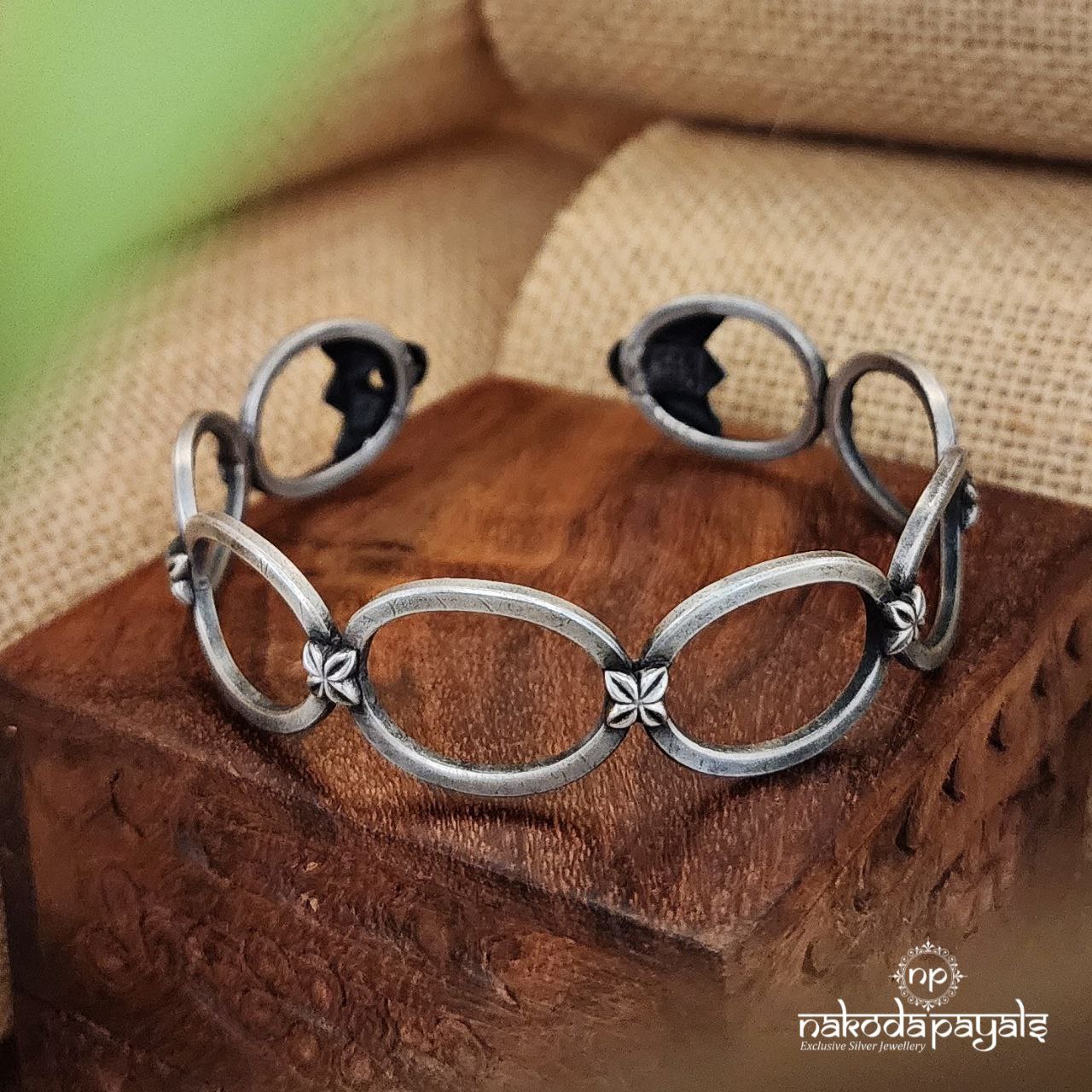 Linked circles Cuff Kada (K4911)