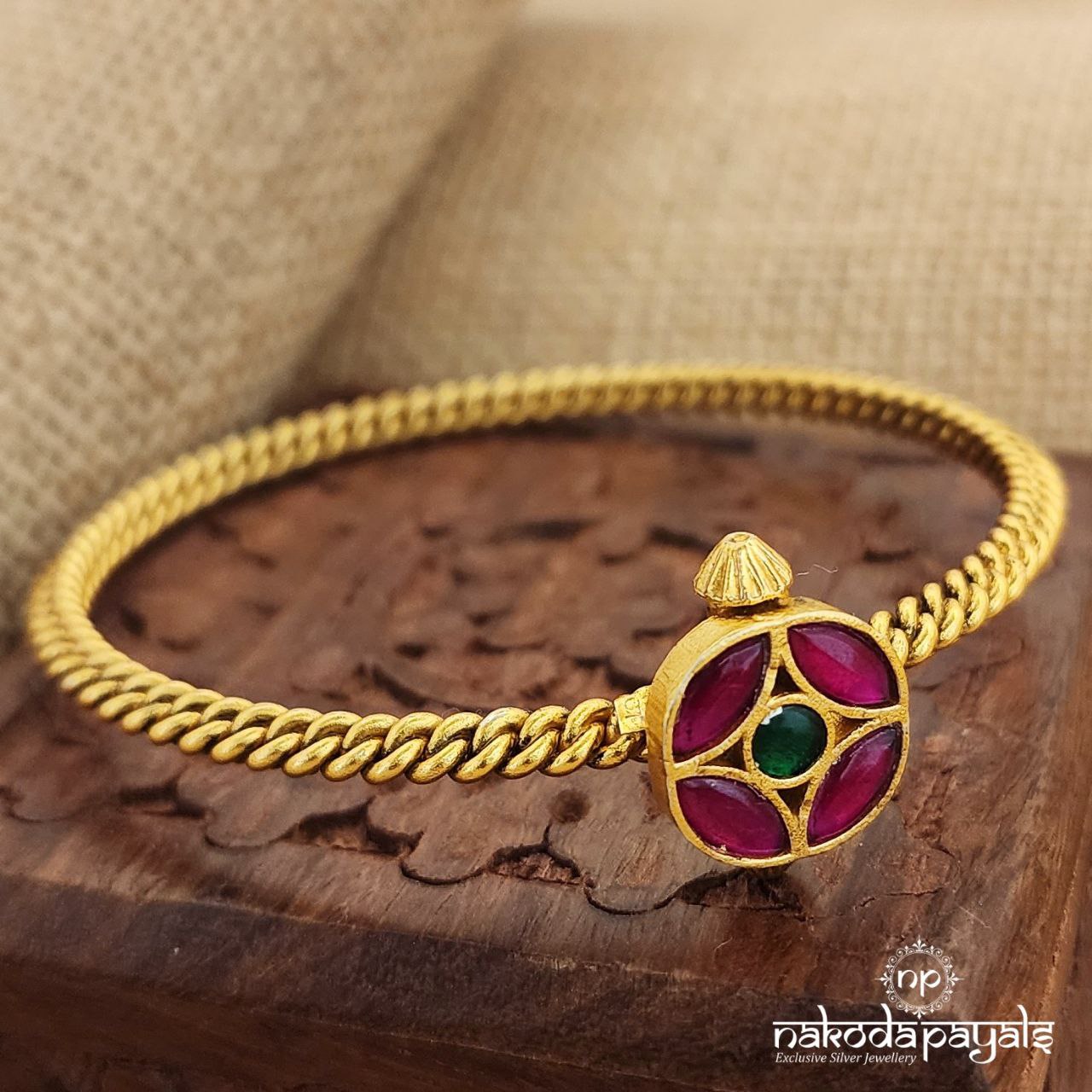 Red Cube Rope Kundan Screw Kada (Gk2665)