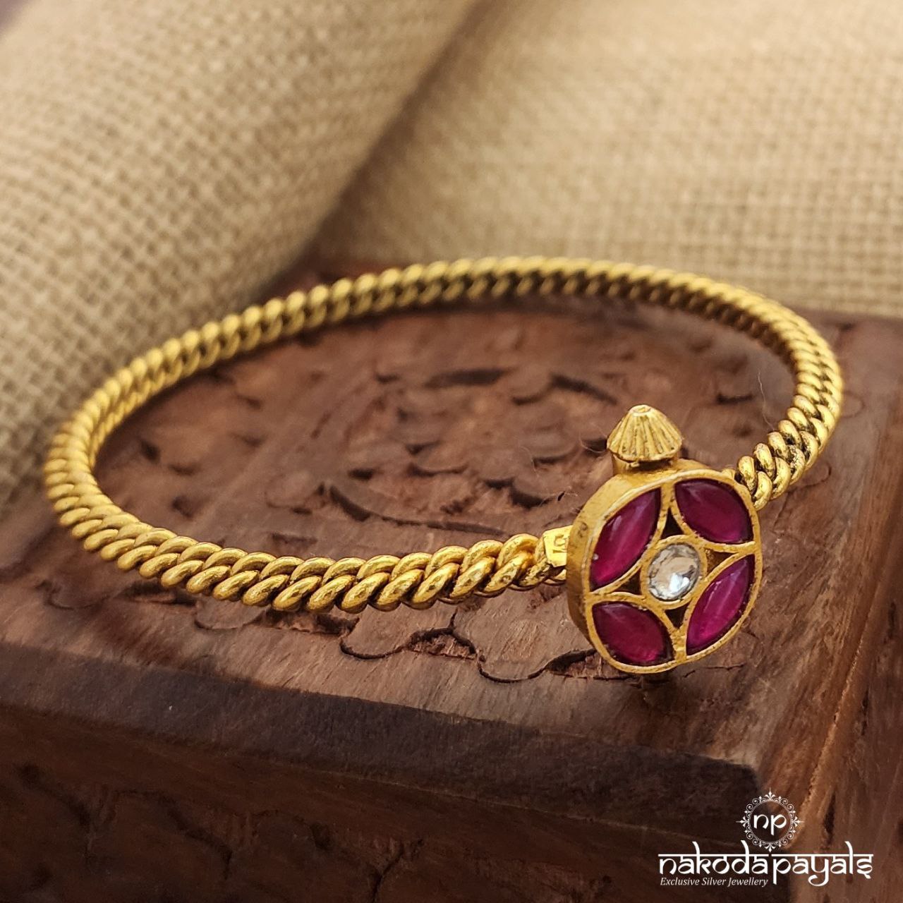 Red Kundan Cube Screw Rope Kada (Gk2666)