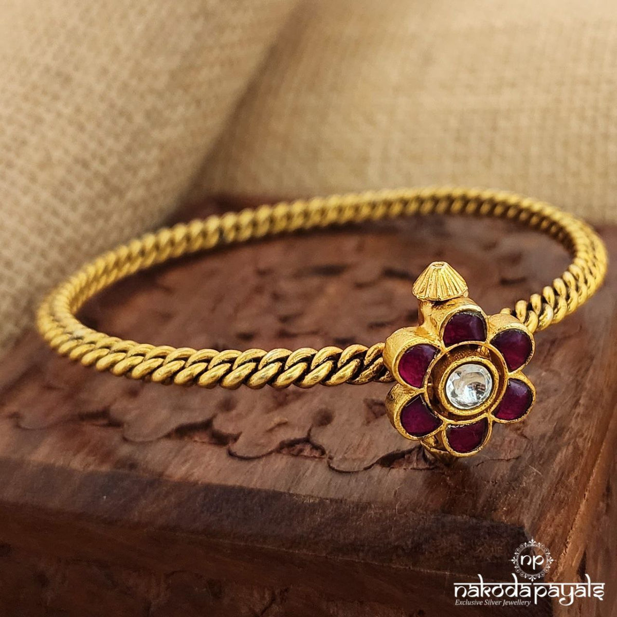 Red Floral Kundan Screw Rope Kada (Gk2674)