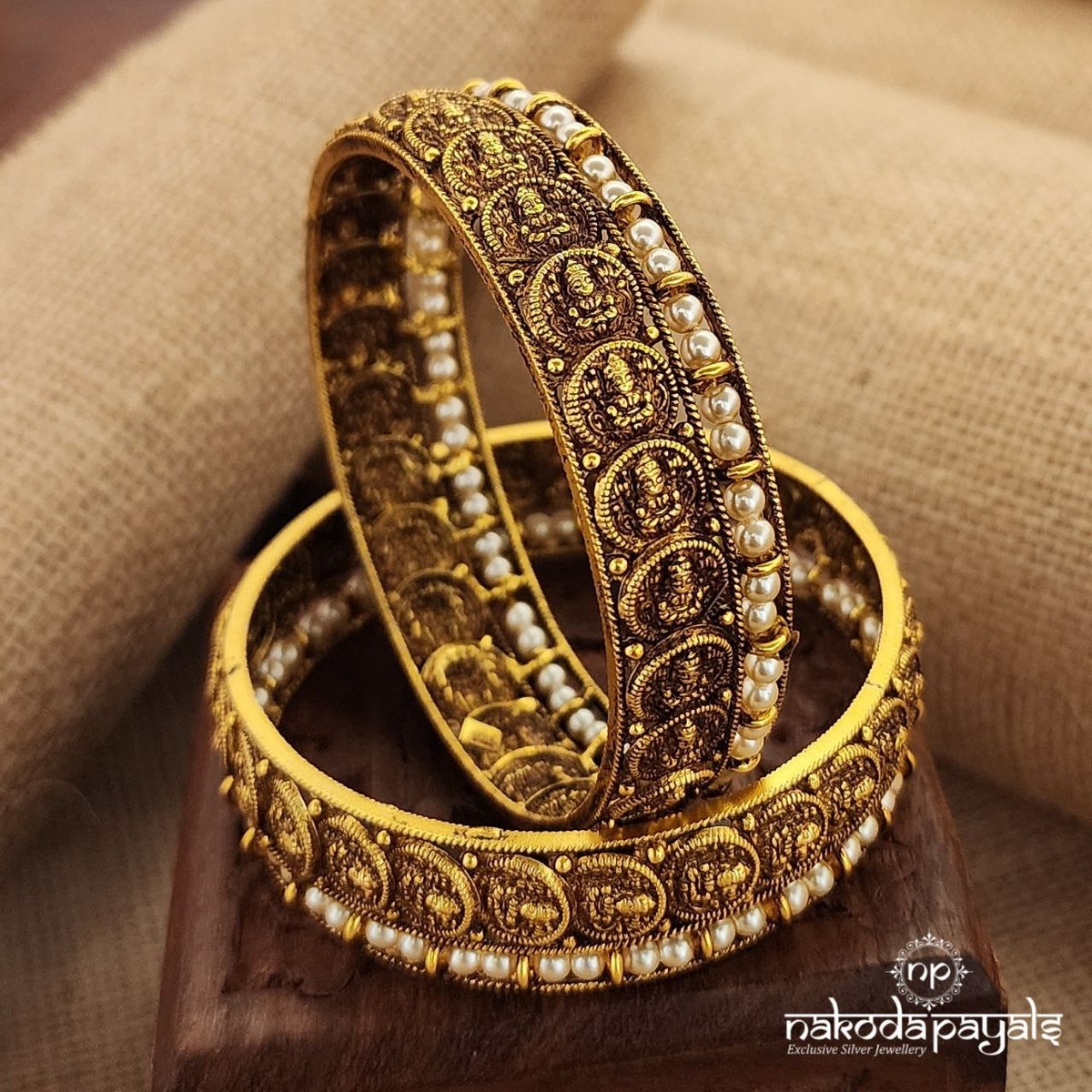 Single Pearl Lined Lakshmi Coin Bangle Pair (Gk2683)