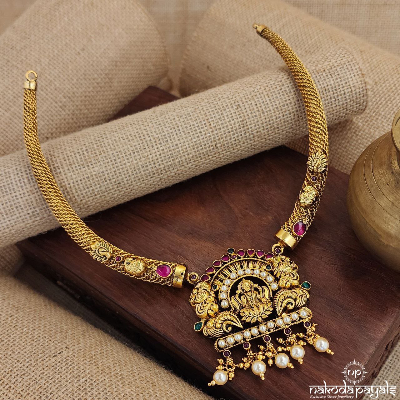 Sleek Half Hasli Lakshmi Neckpiece (Gn8344)