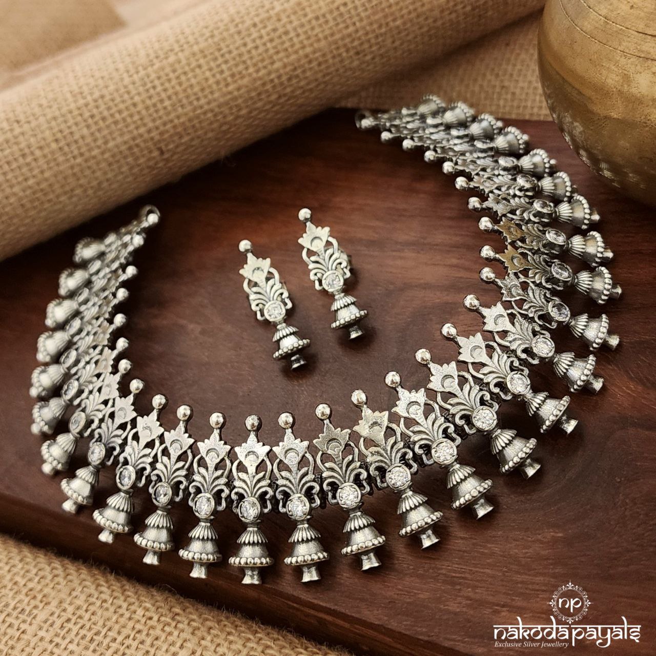 Finely Cut Broad Choker With Earrings (N10801)