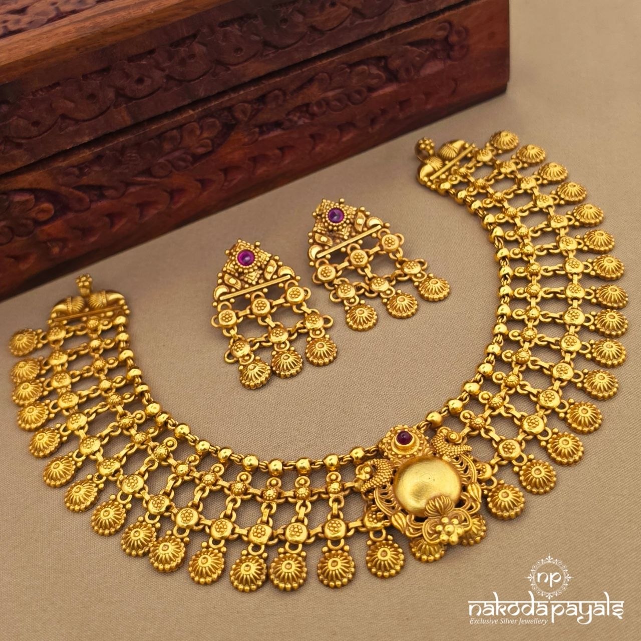 Pretty Floral Neckpiece With Earrings (Gn10718)