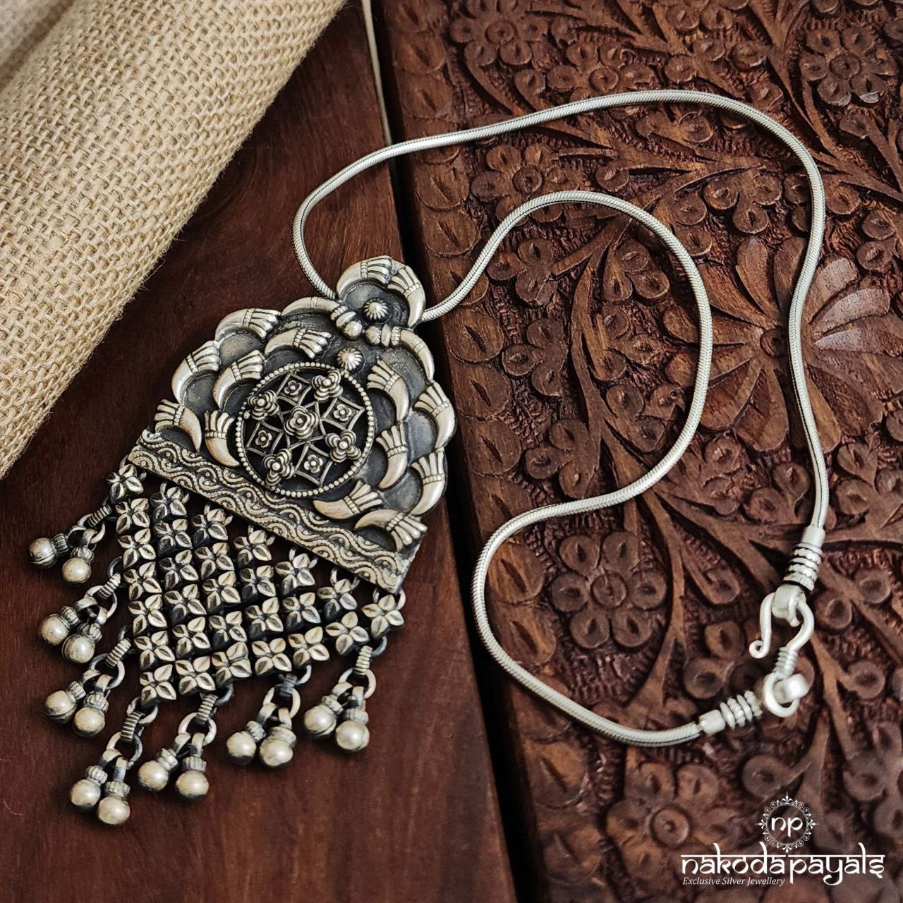 Unique Ball Drops Neckpiece (N10505)