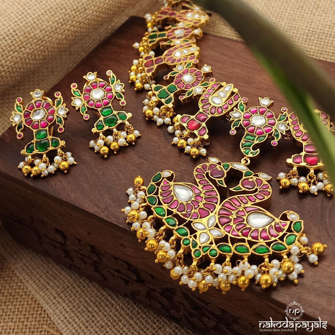 Adorable Kundan Neckpiece With Earrings (Gn8026)