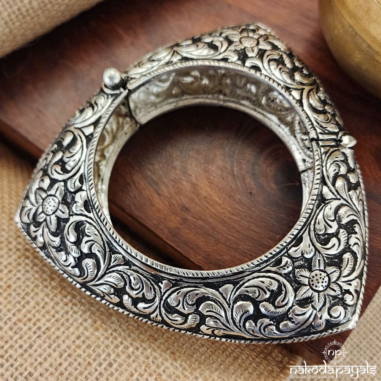 Traditional Triangular Kada (K5005)