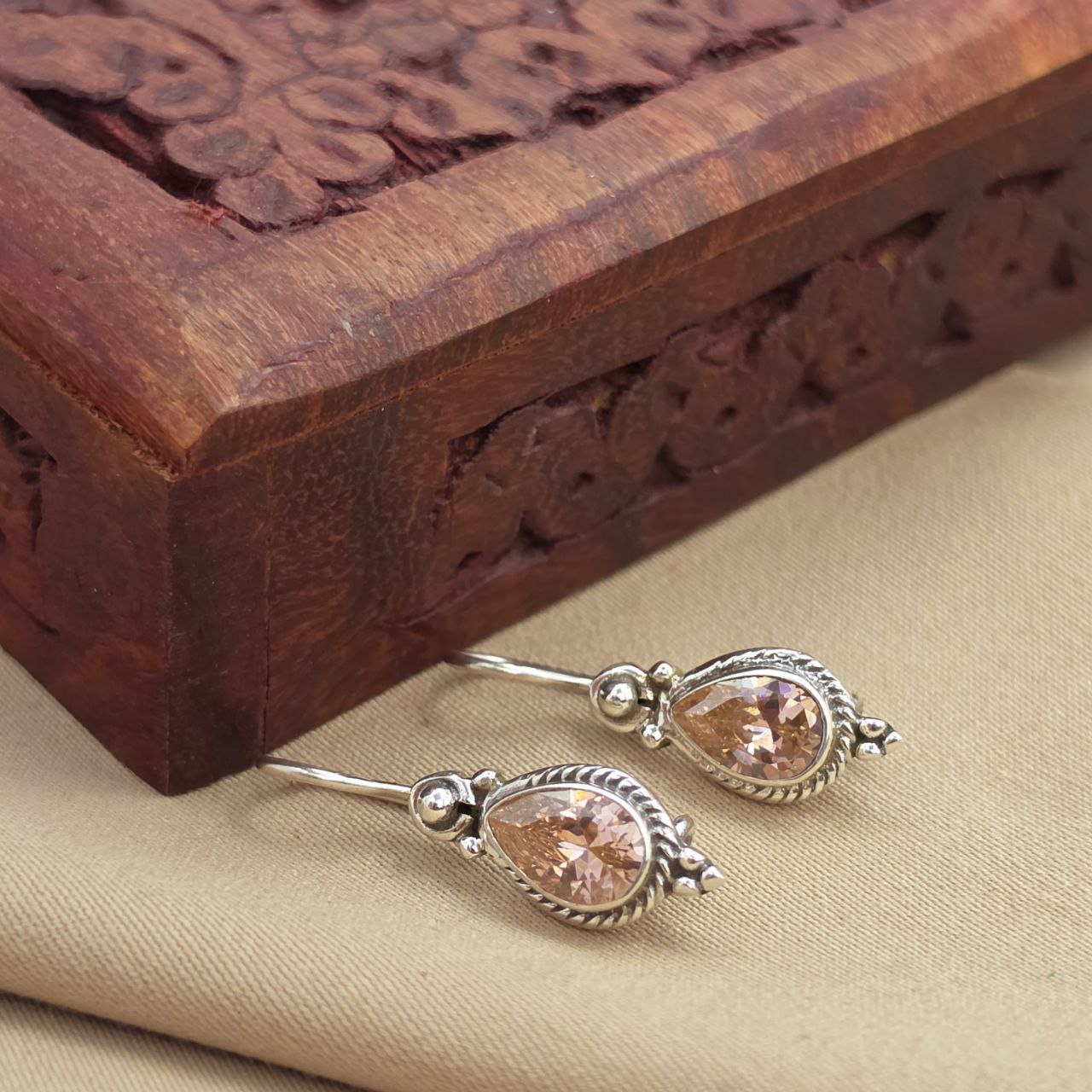 Graceful Hanging (H2111)