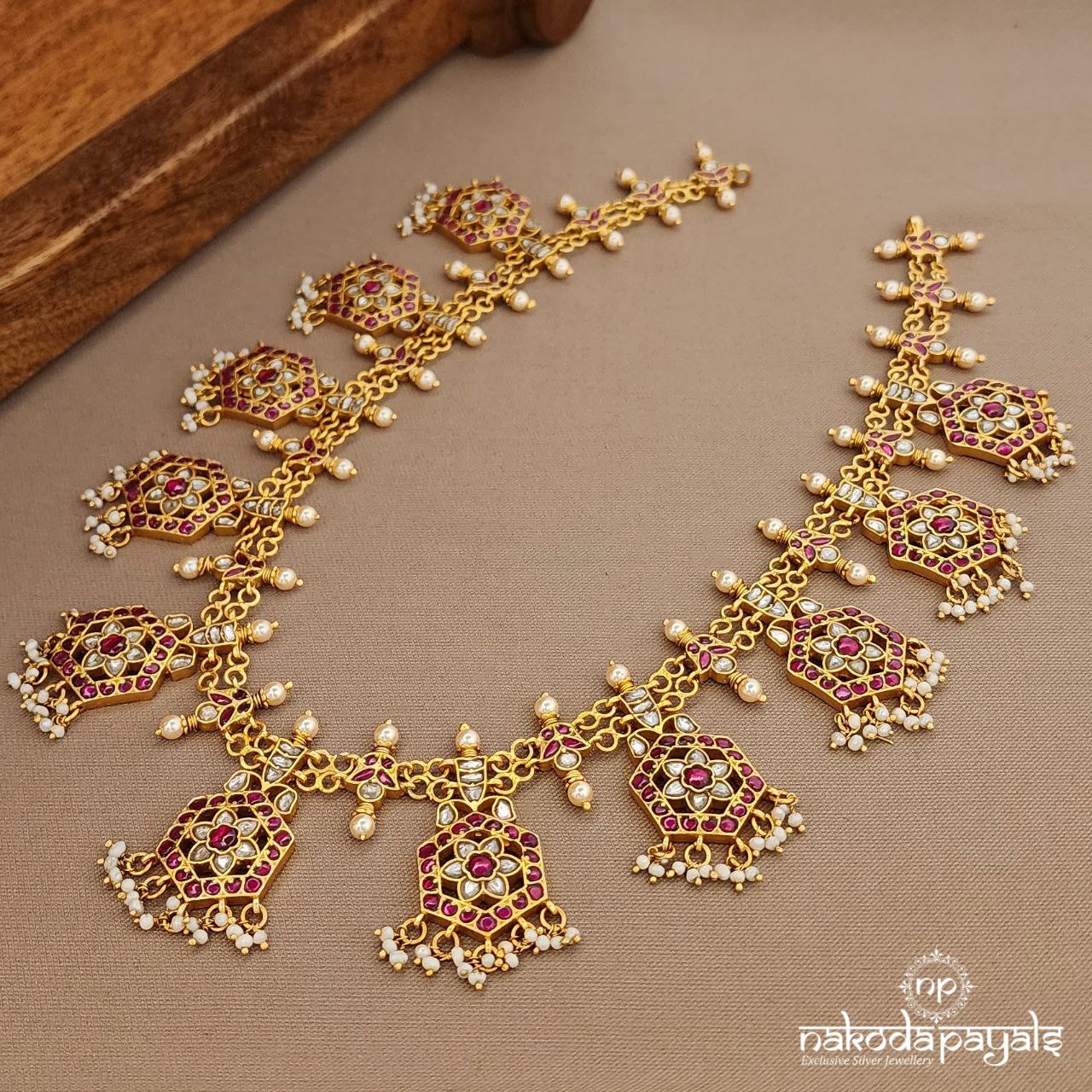 Traditional Kundan Pearled Neckpiece (Gn9476)