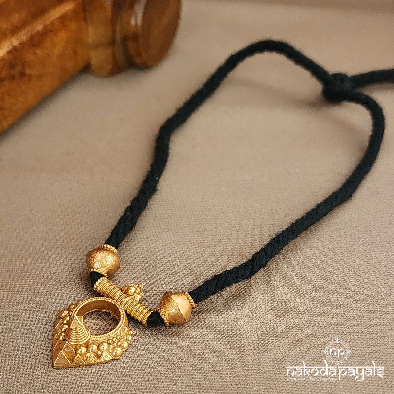 Graceful Traditional Pendant Neckpiece (Gn9484)