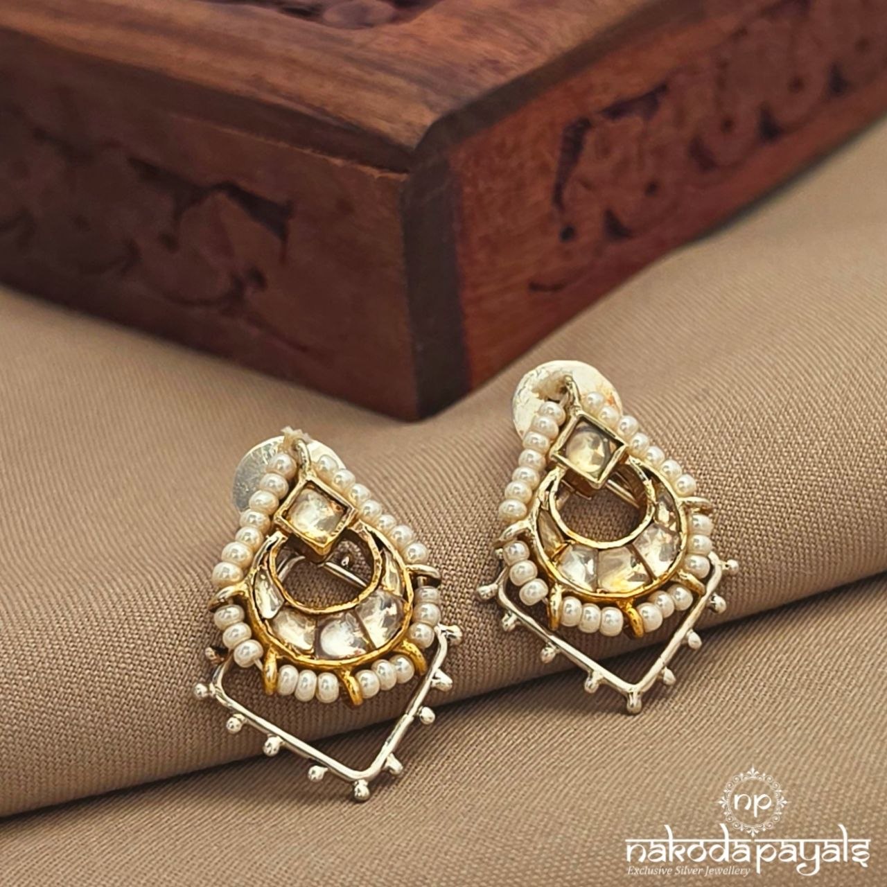 Elegant Pearly Studs (S4120)