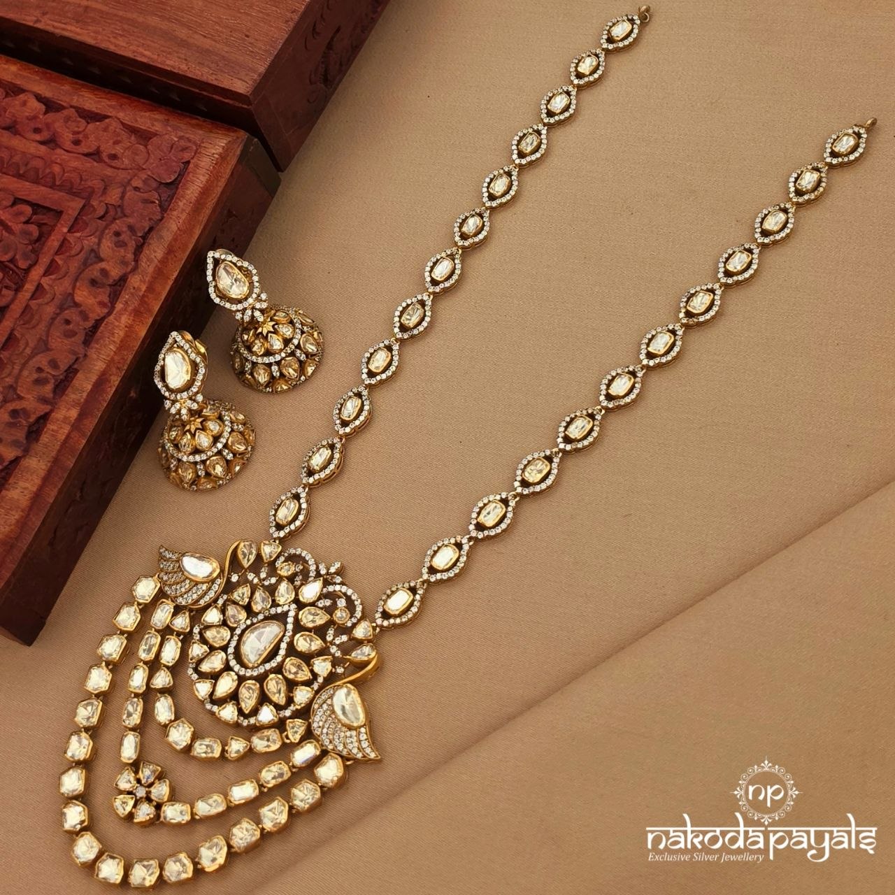 Elegant Designed Neckpiece With Earrings (Gn10089)