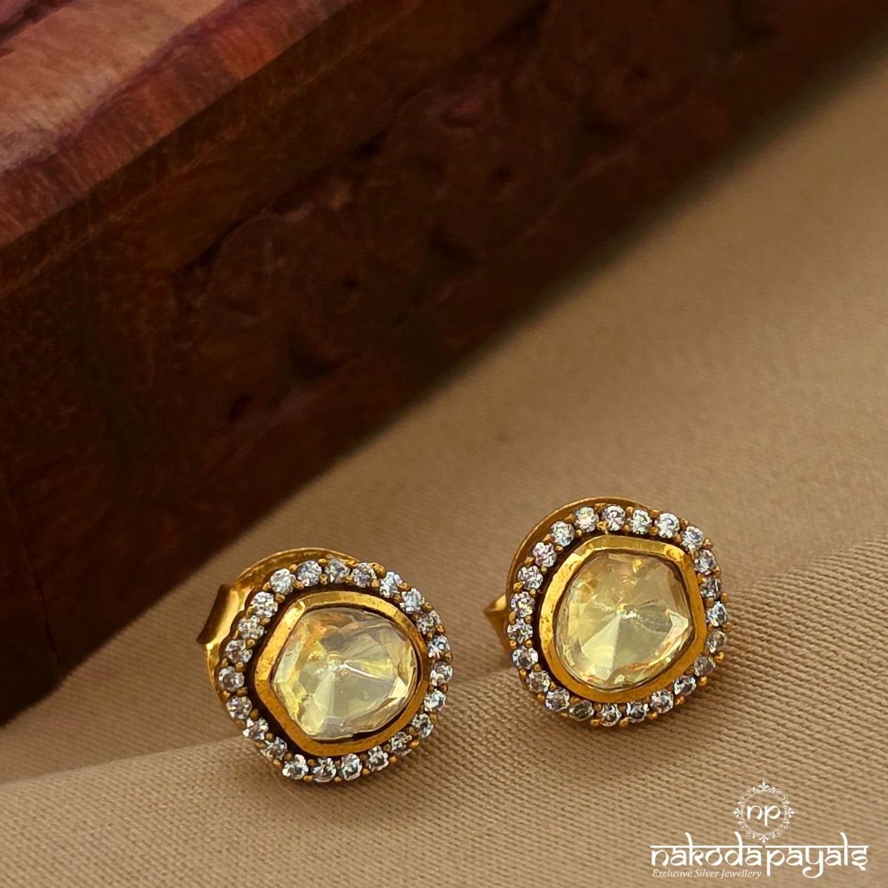 Mini White Studs (Ge10515)