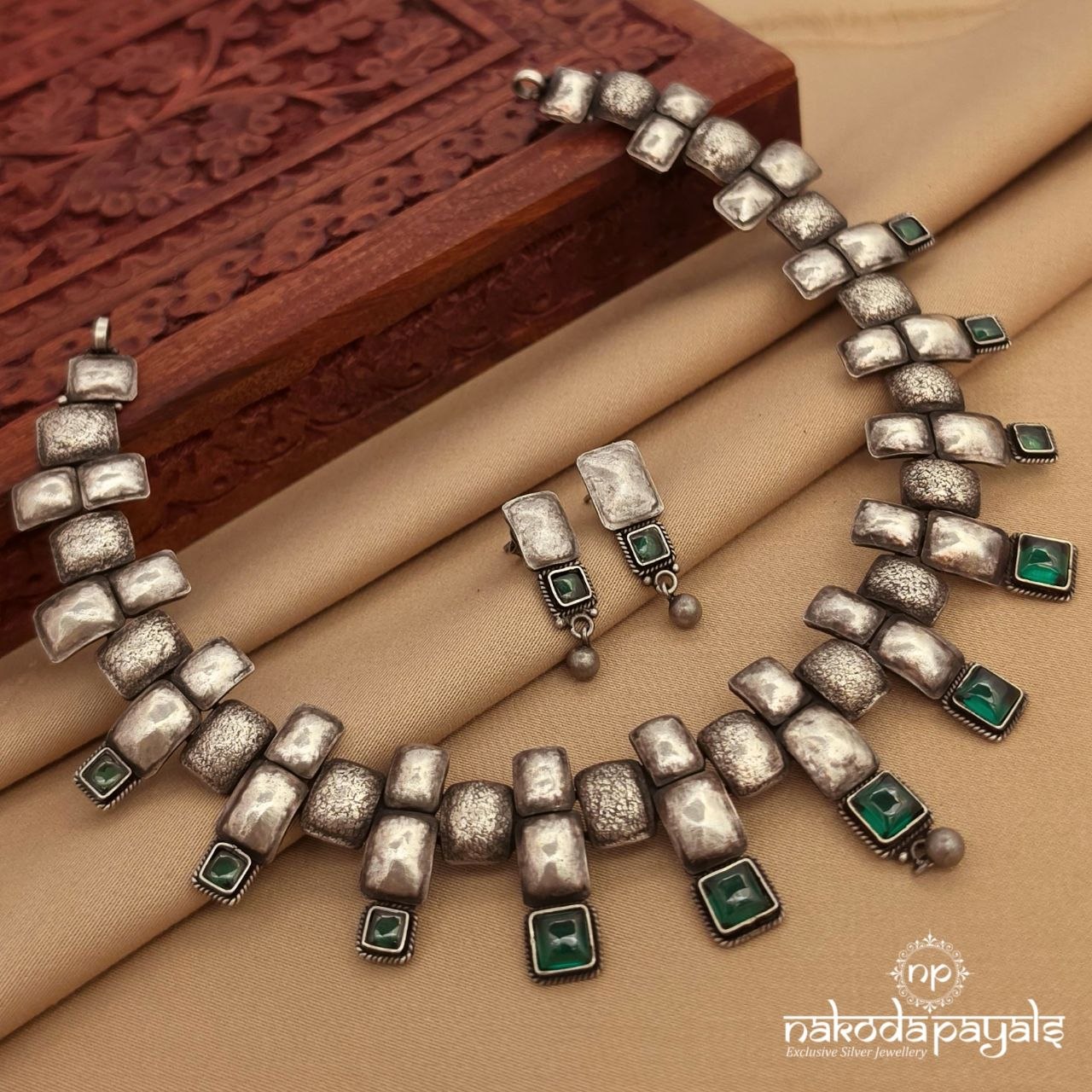 Squarish Green Neckpiece With Earrings (N11725)