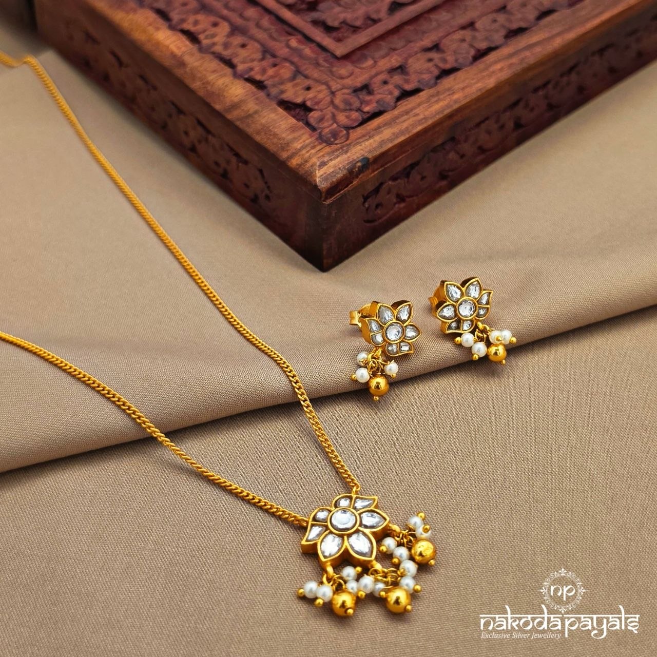 White Kundan Pearl Neckpiece With Earrings (Gn10382)