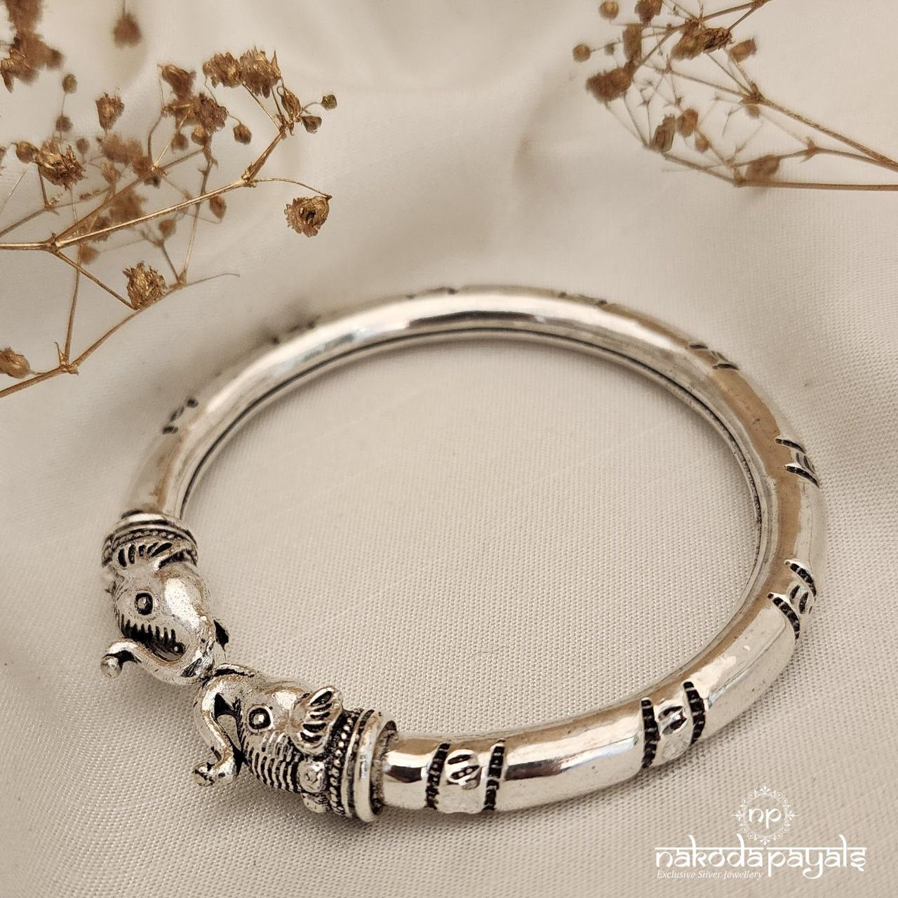 Elephant Oxidised Men's Kada (Mc0861)