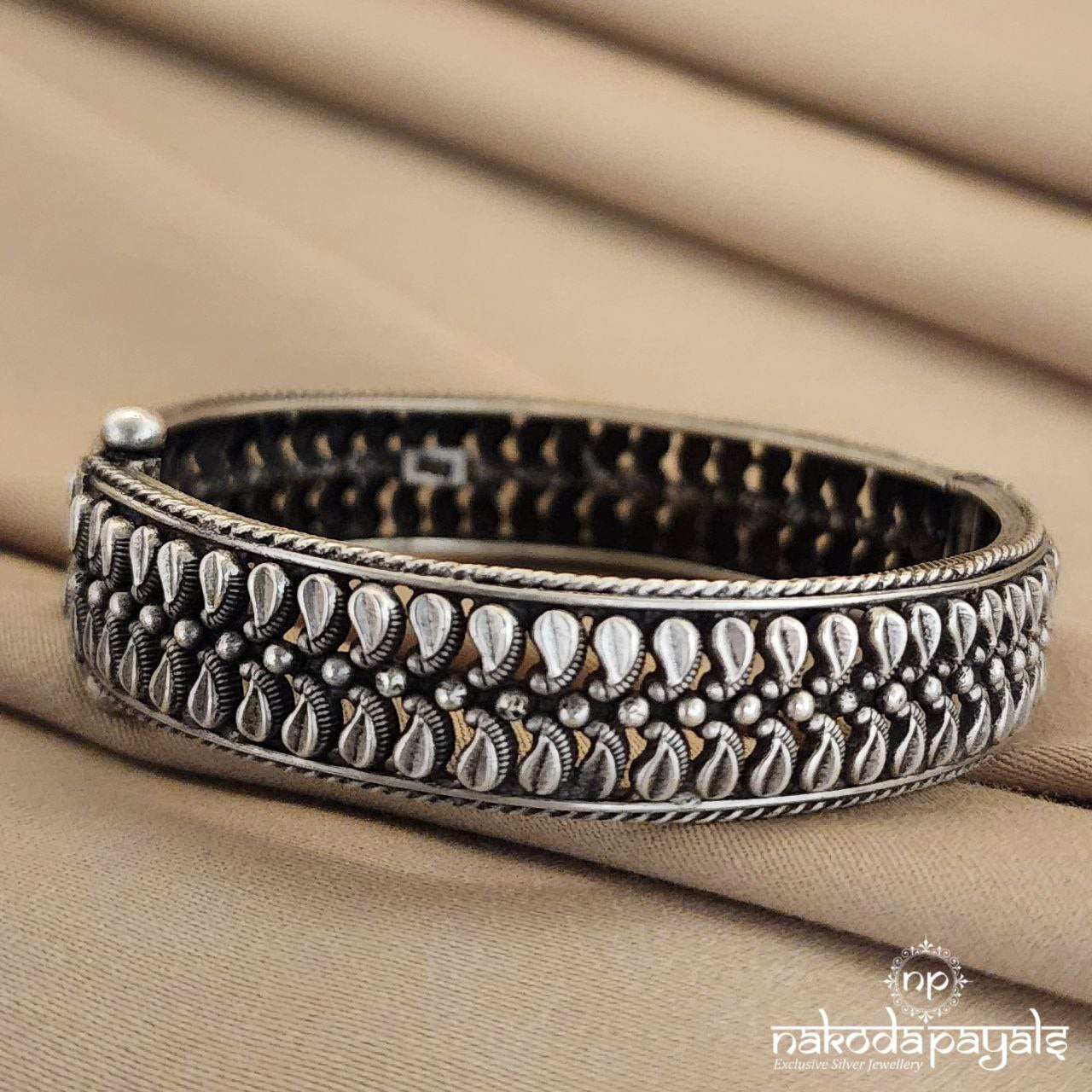 Plain Mango Shaped Oxidised Kada (K3941)